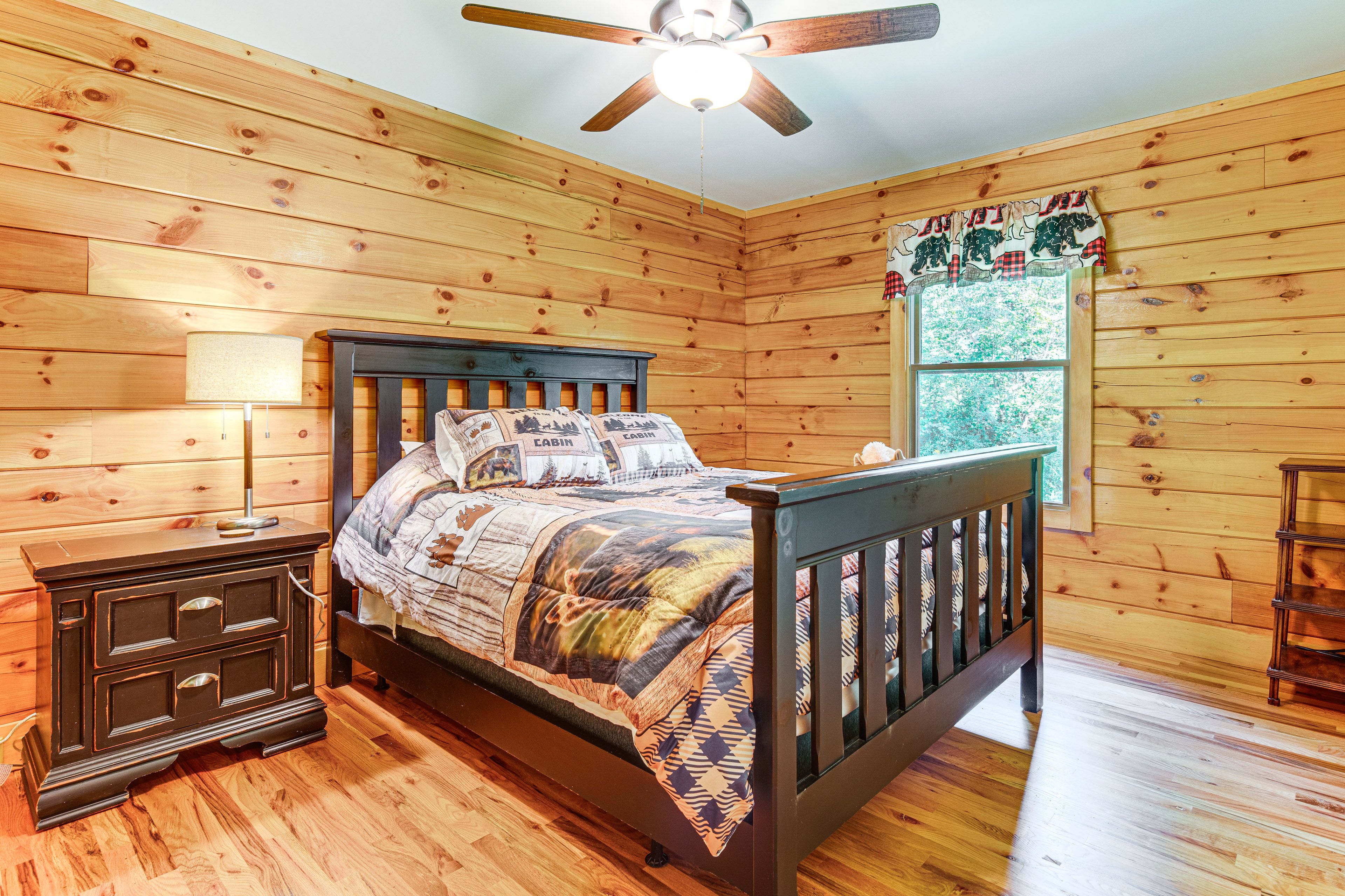 Bedroom 3 | Queen Bed