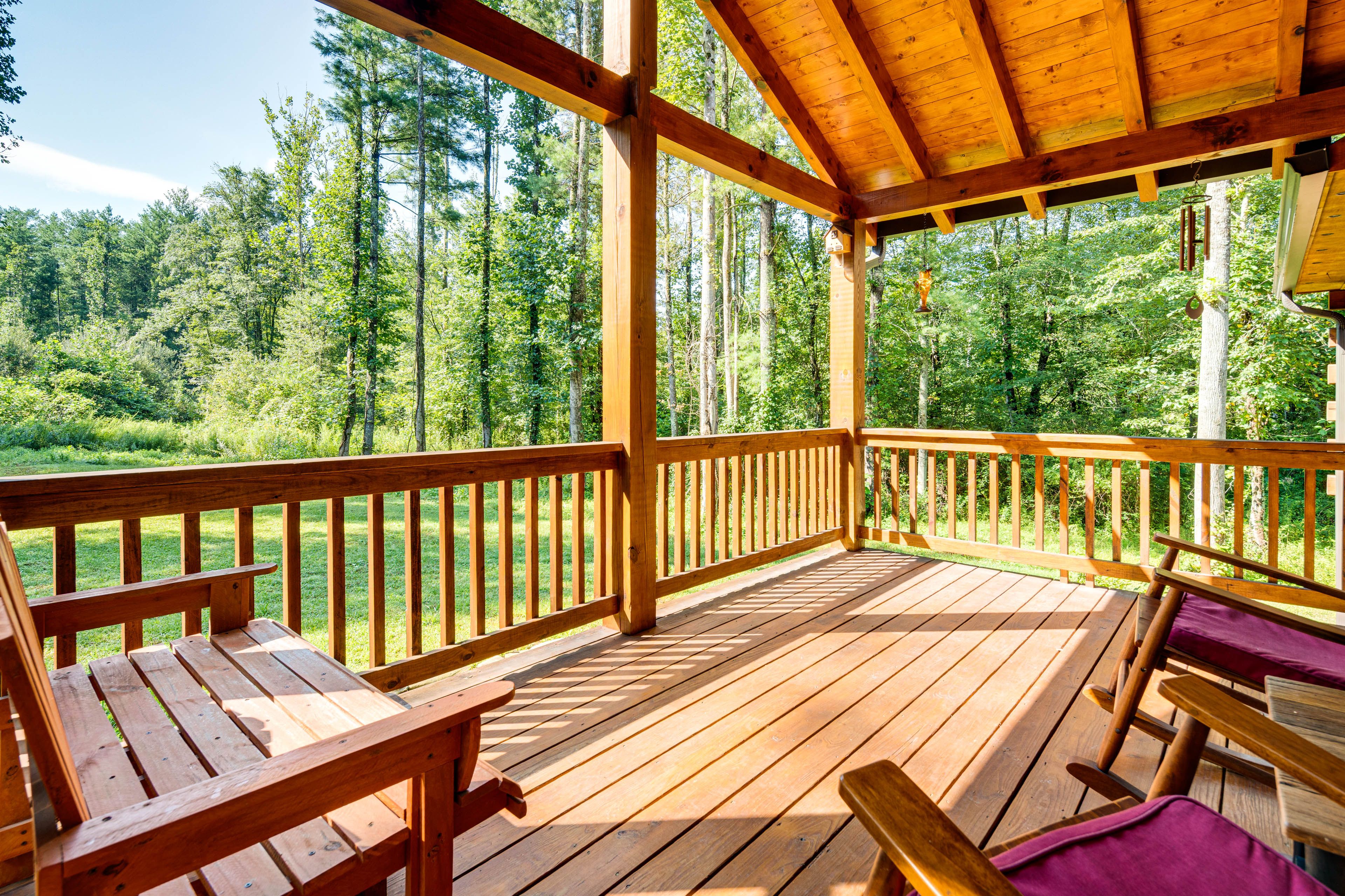 Hendersonville Vacation Rental | 3BR | 2BA | 1,450 Sq Ft | 5 Steps Required