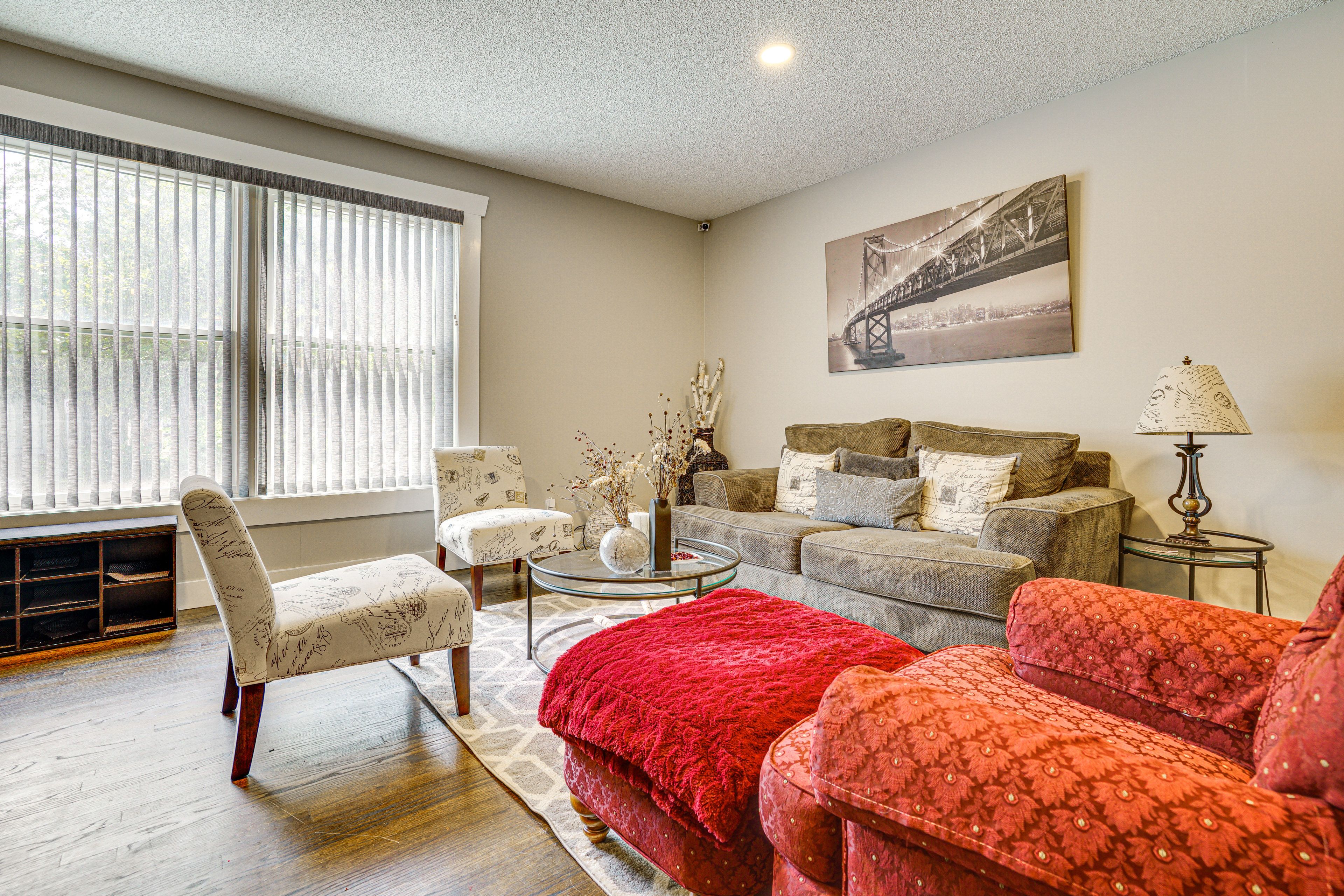 Living Room | Central A/C | Free WiFi | 1st Floor