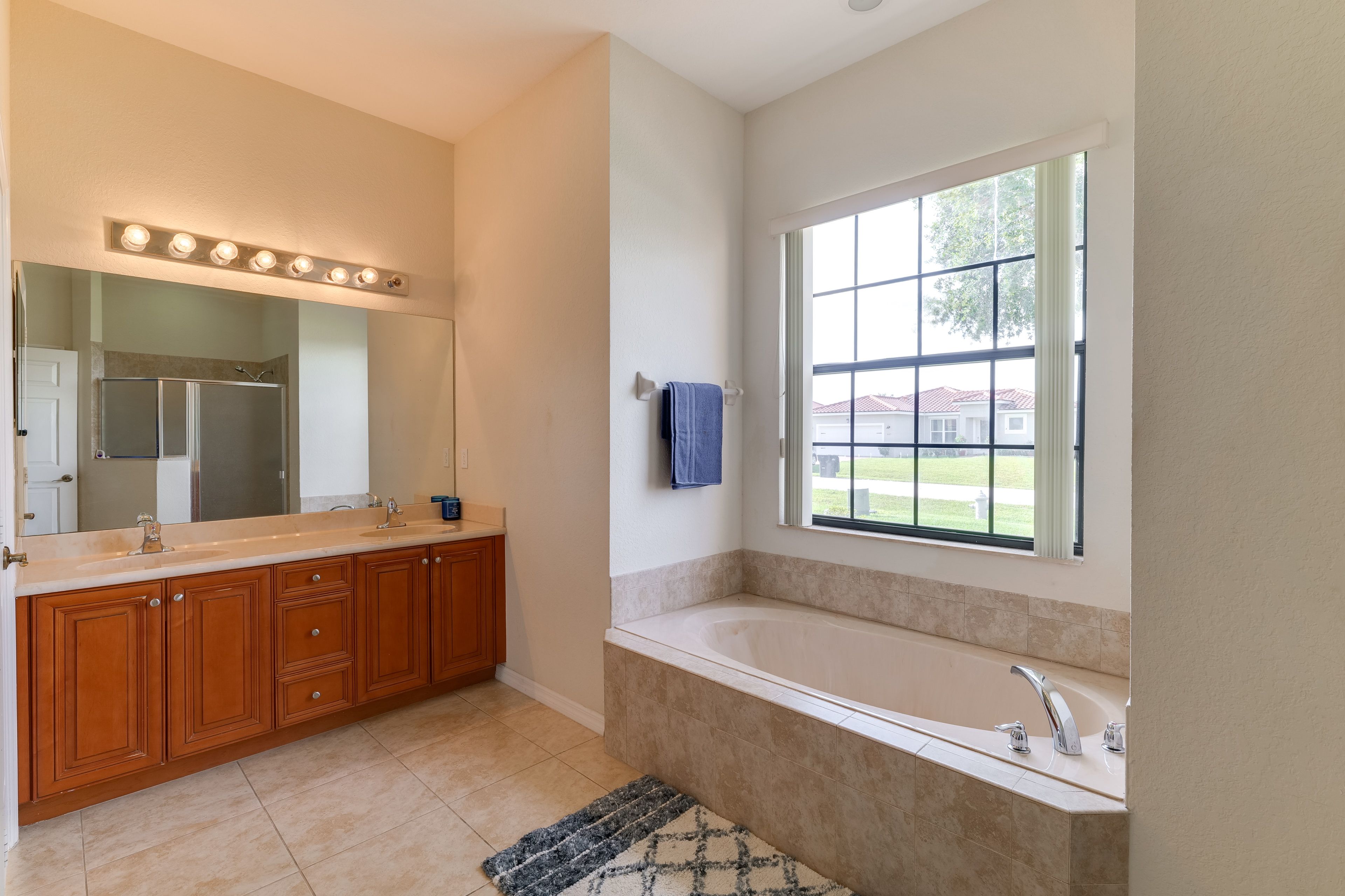 Full Bathroom | Complimentary Toiletries | Towels Provided