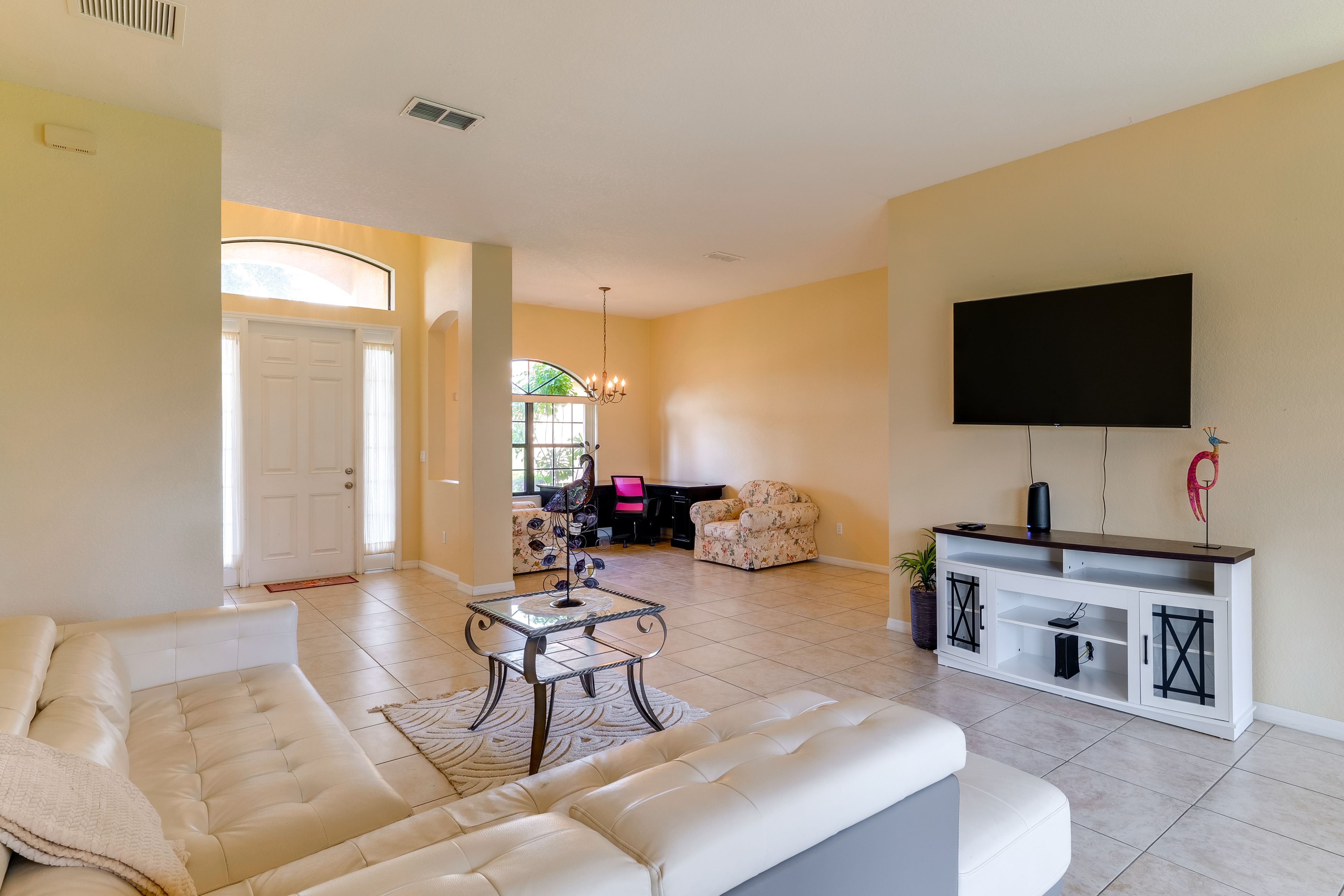 Living Room | Flat-Screen TV | Central Heating & A/C | Free WiFi