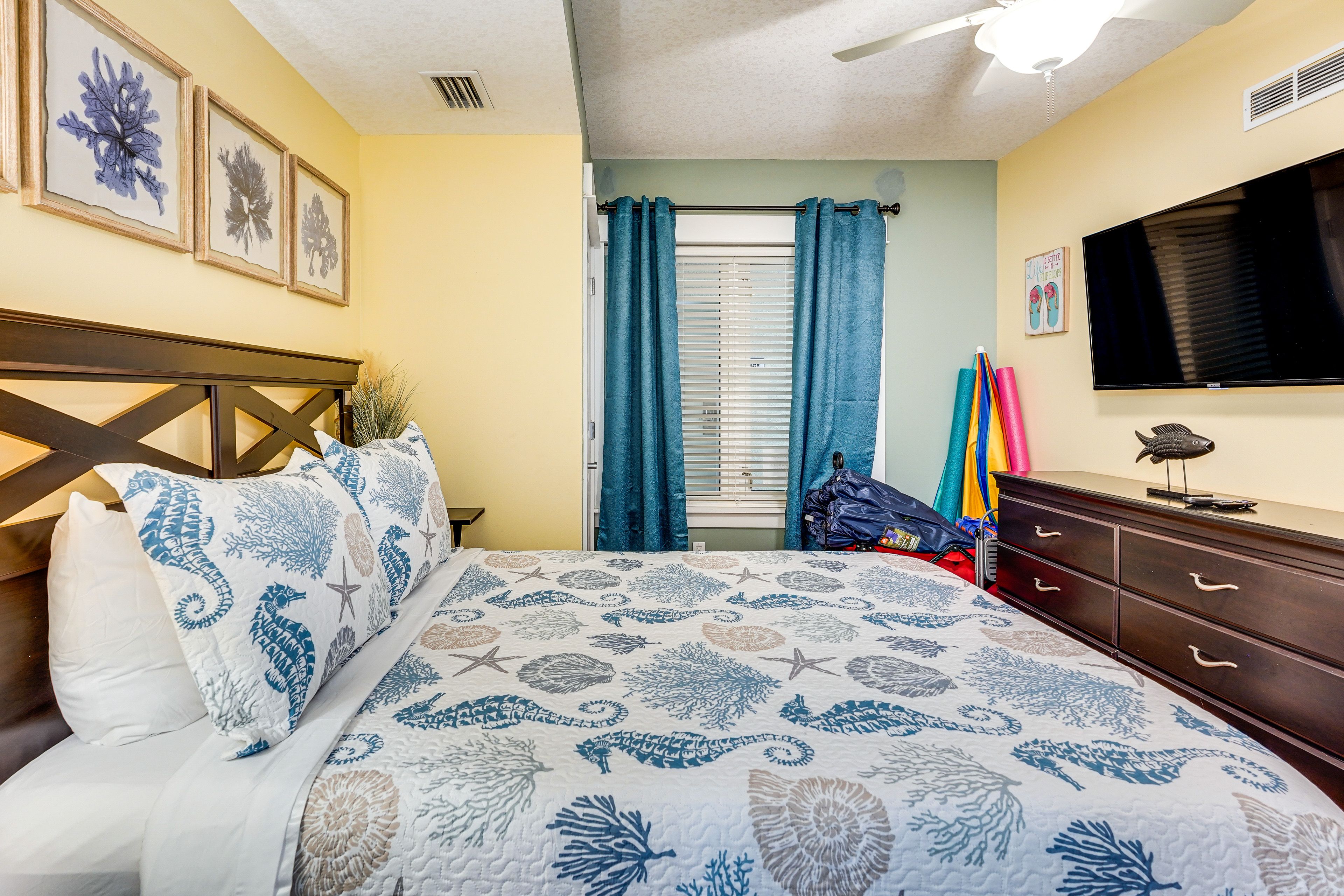 Bedroom | Queen Bed | Smart TV