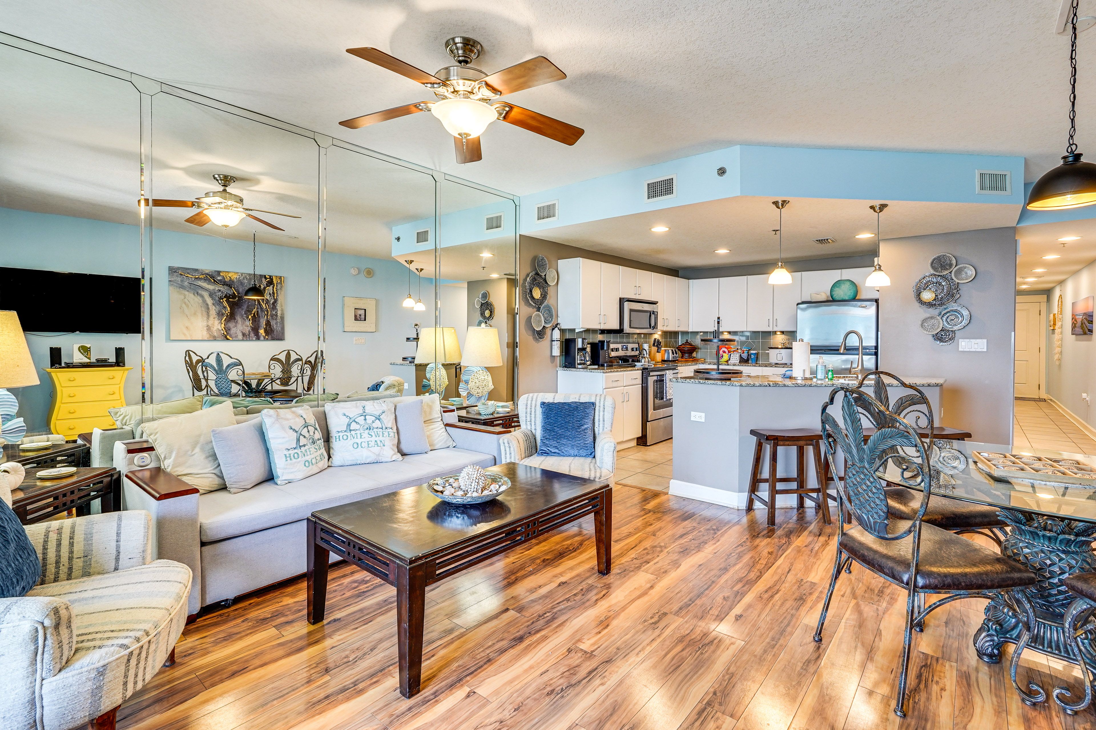 Living Room | Smart TV | Free WiFi | Central Air Conditioning/Heat