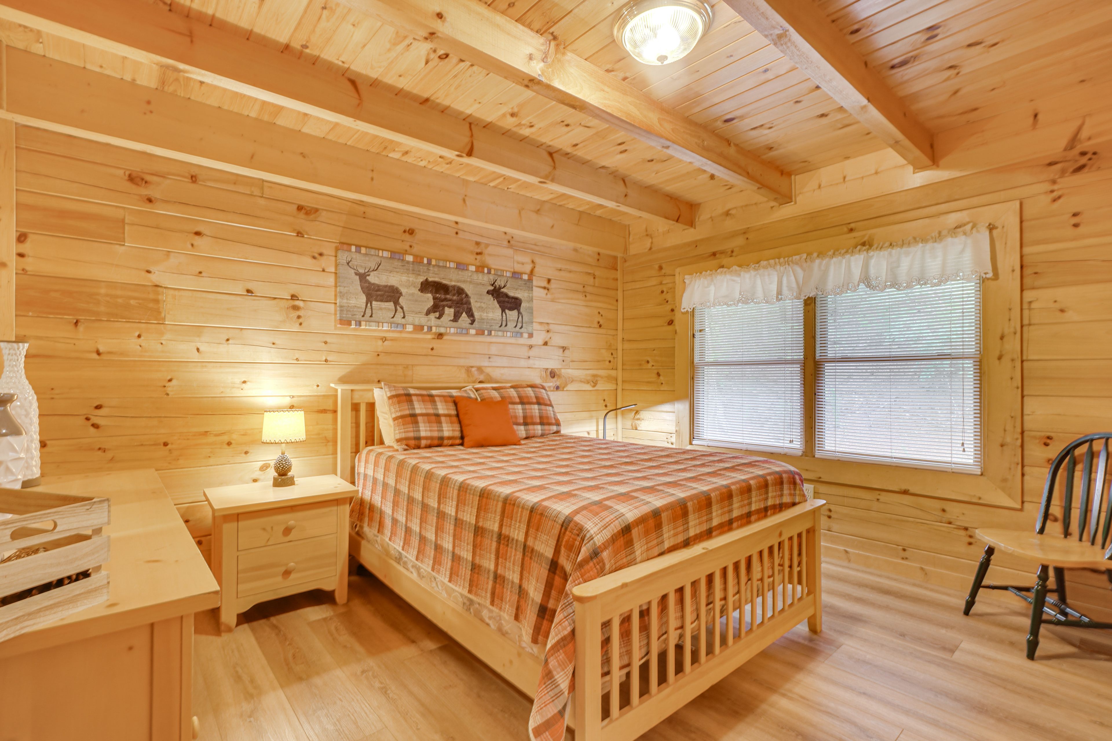 Bedroom 1 | Queen Bed | En-Suite Bathroom