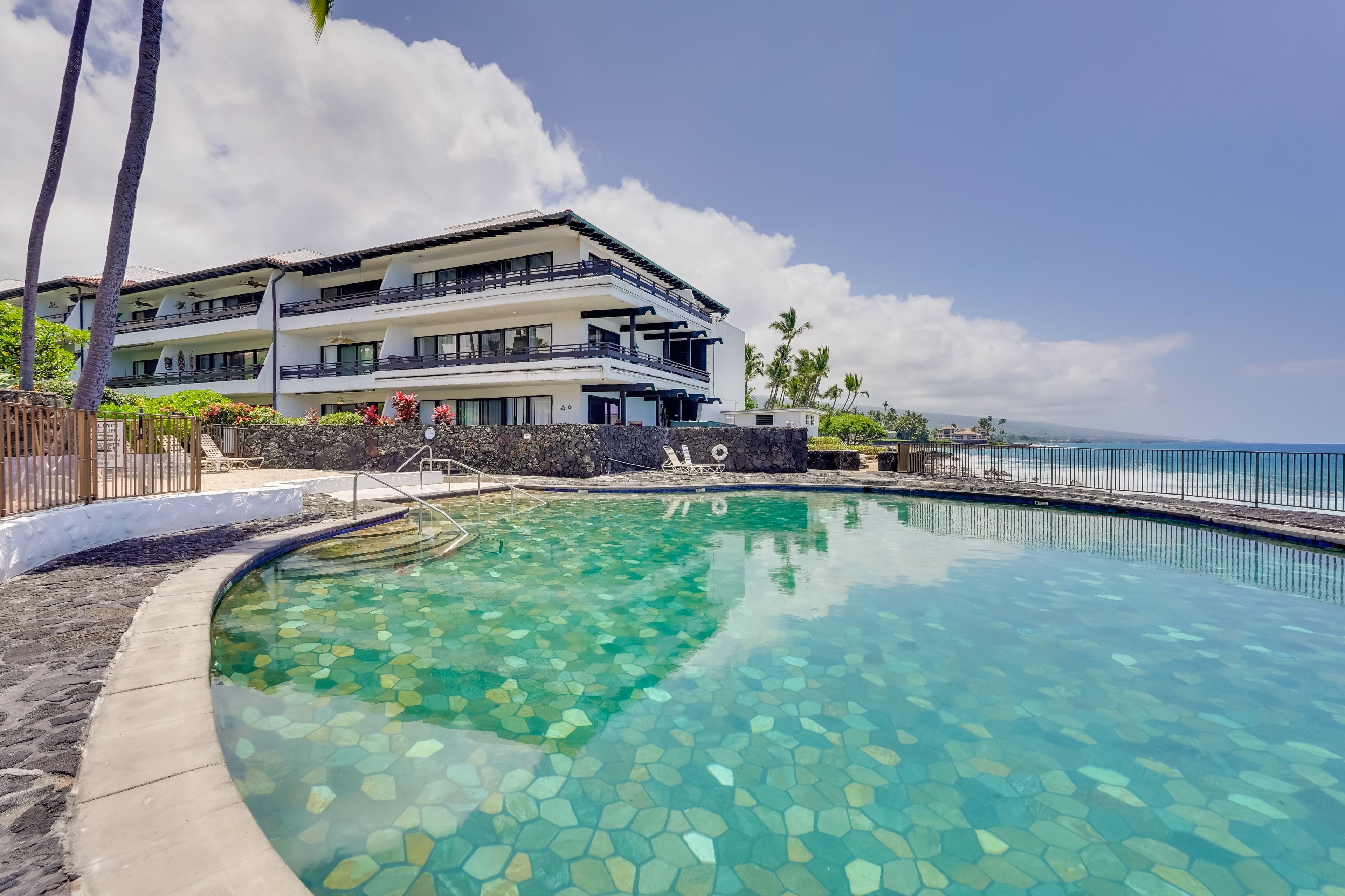 Casa de Emdeko | Community Pool 1