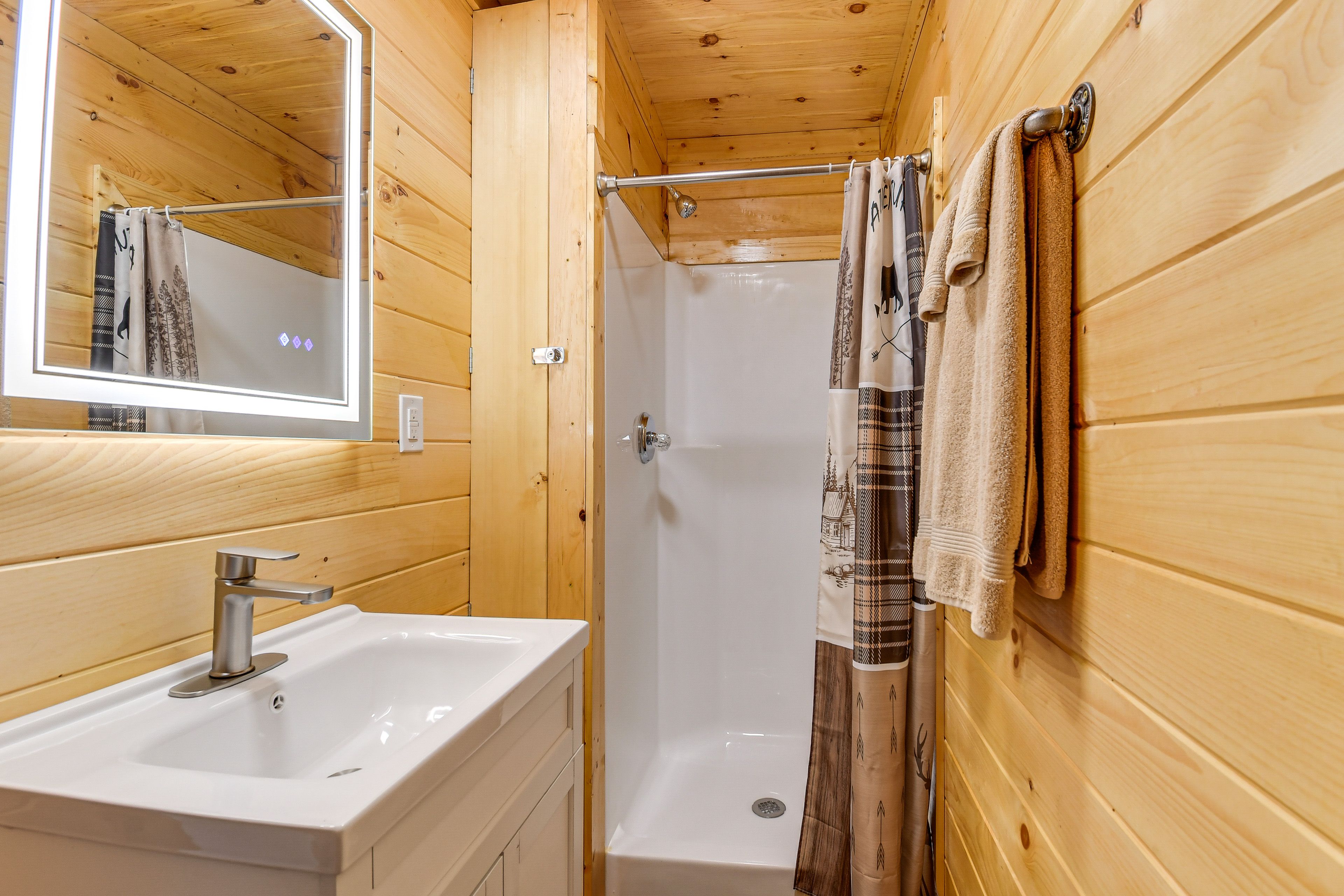 Full Bathroom | Towels Provided | Laundry Area