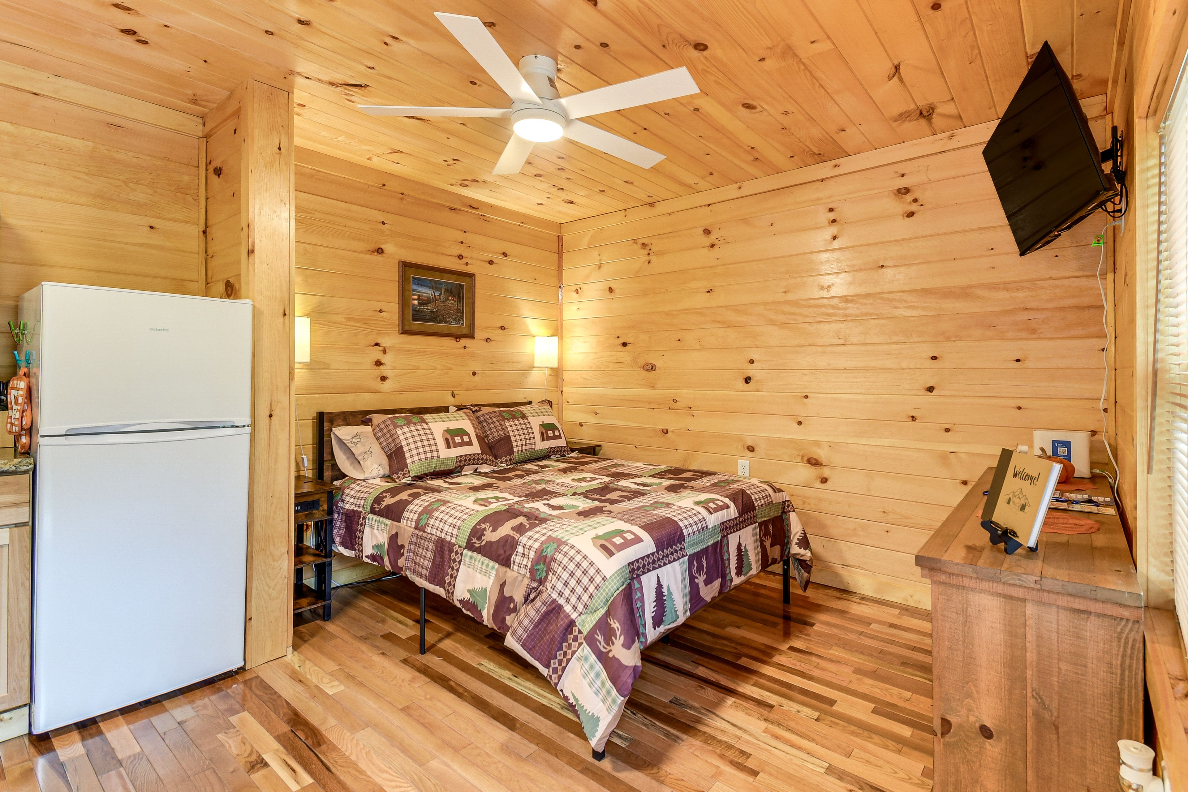 Studio | Queen Bed | TV