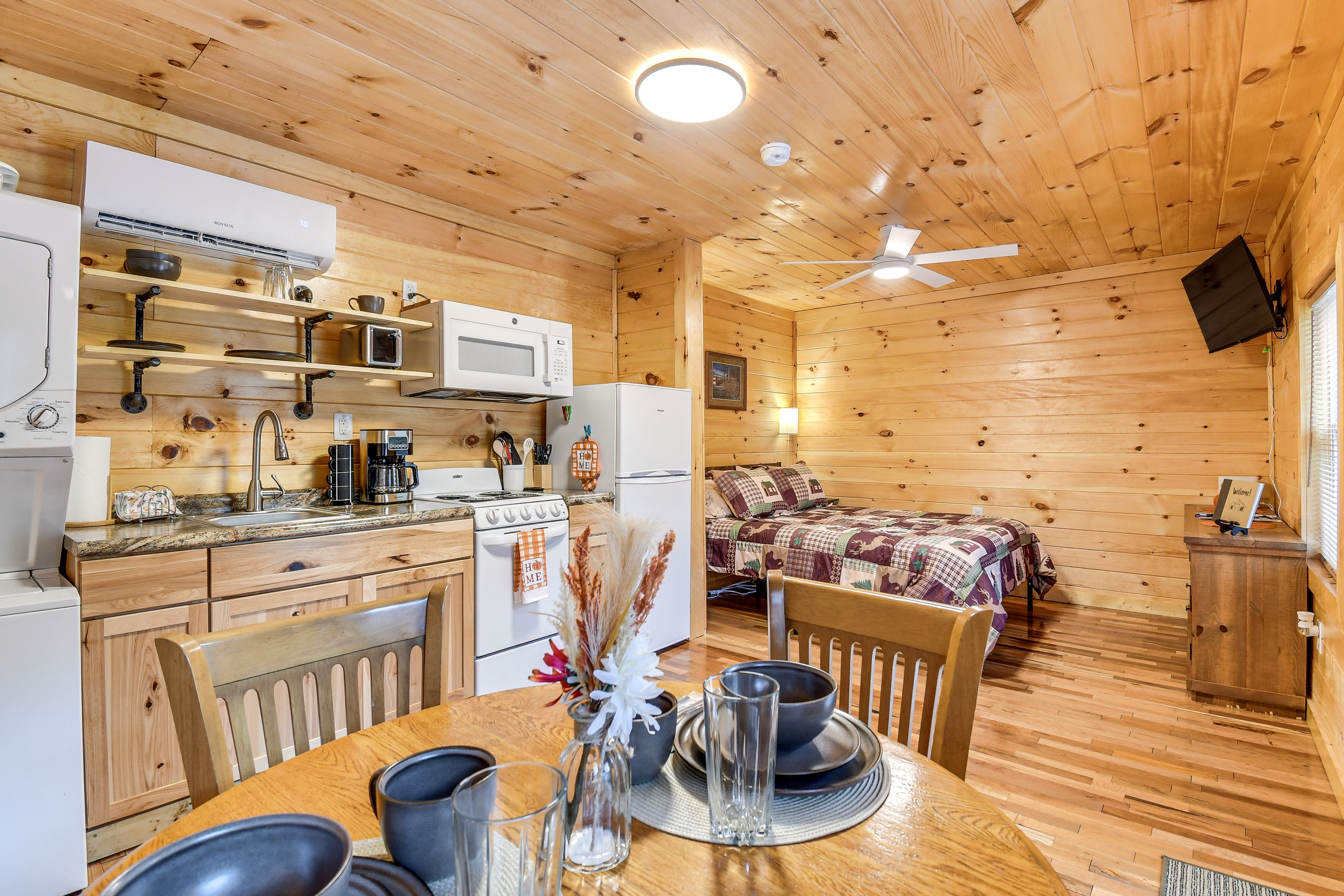 Beattyville Vacation Rental | Studio | 1BA | 5 Steps to Enter | 288 Sq Ft