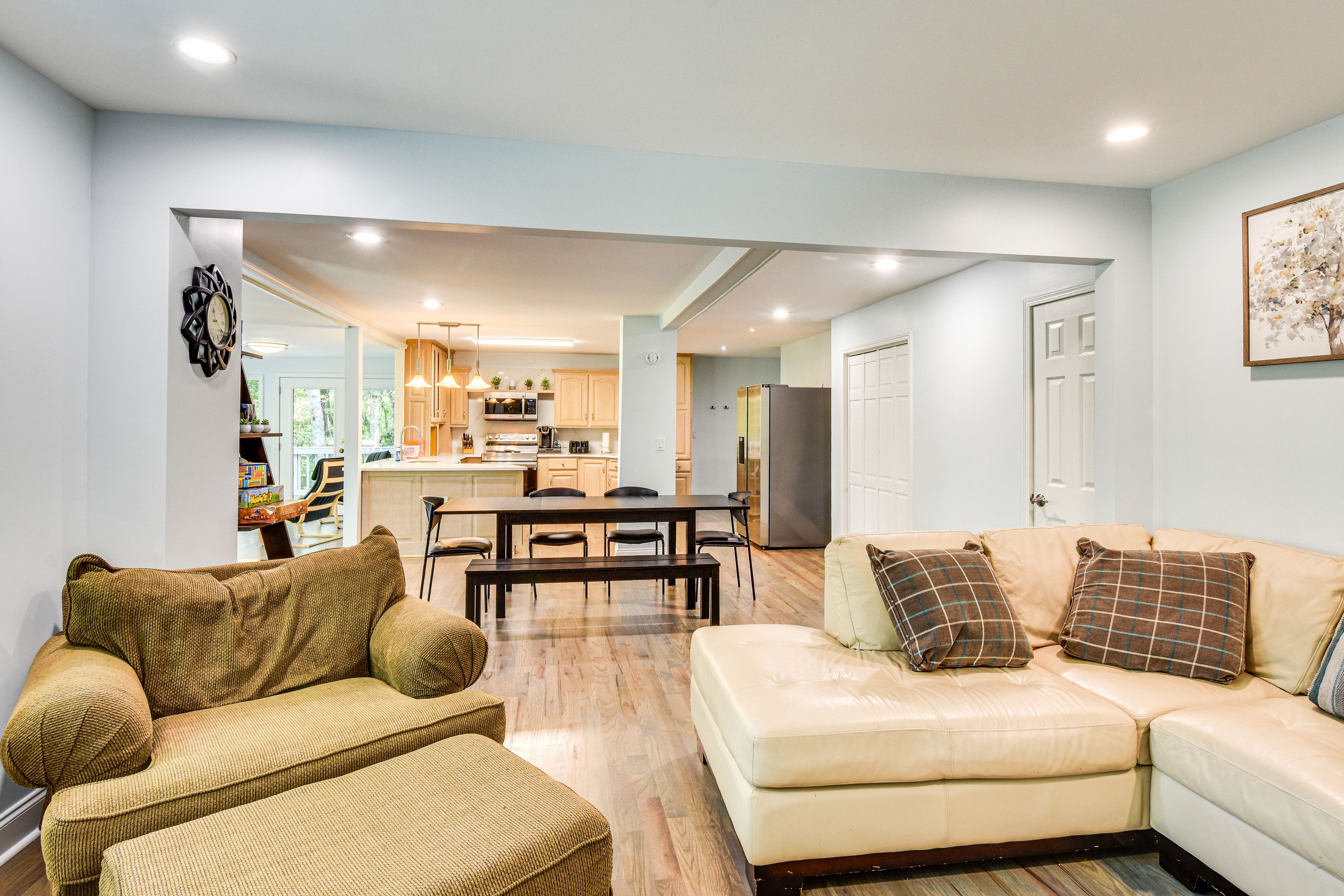 Living Area | Dining Table