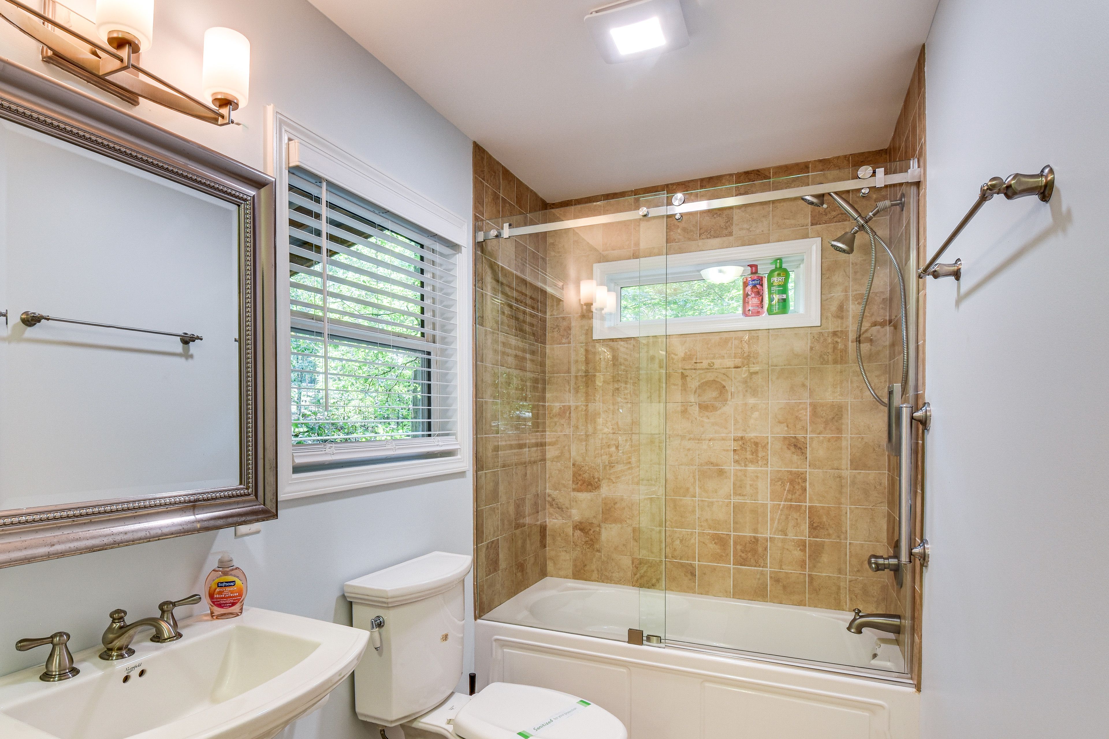 Full Bathroom | Towels Provided | 1st Floor