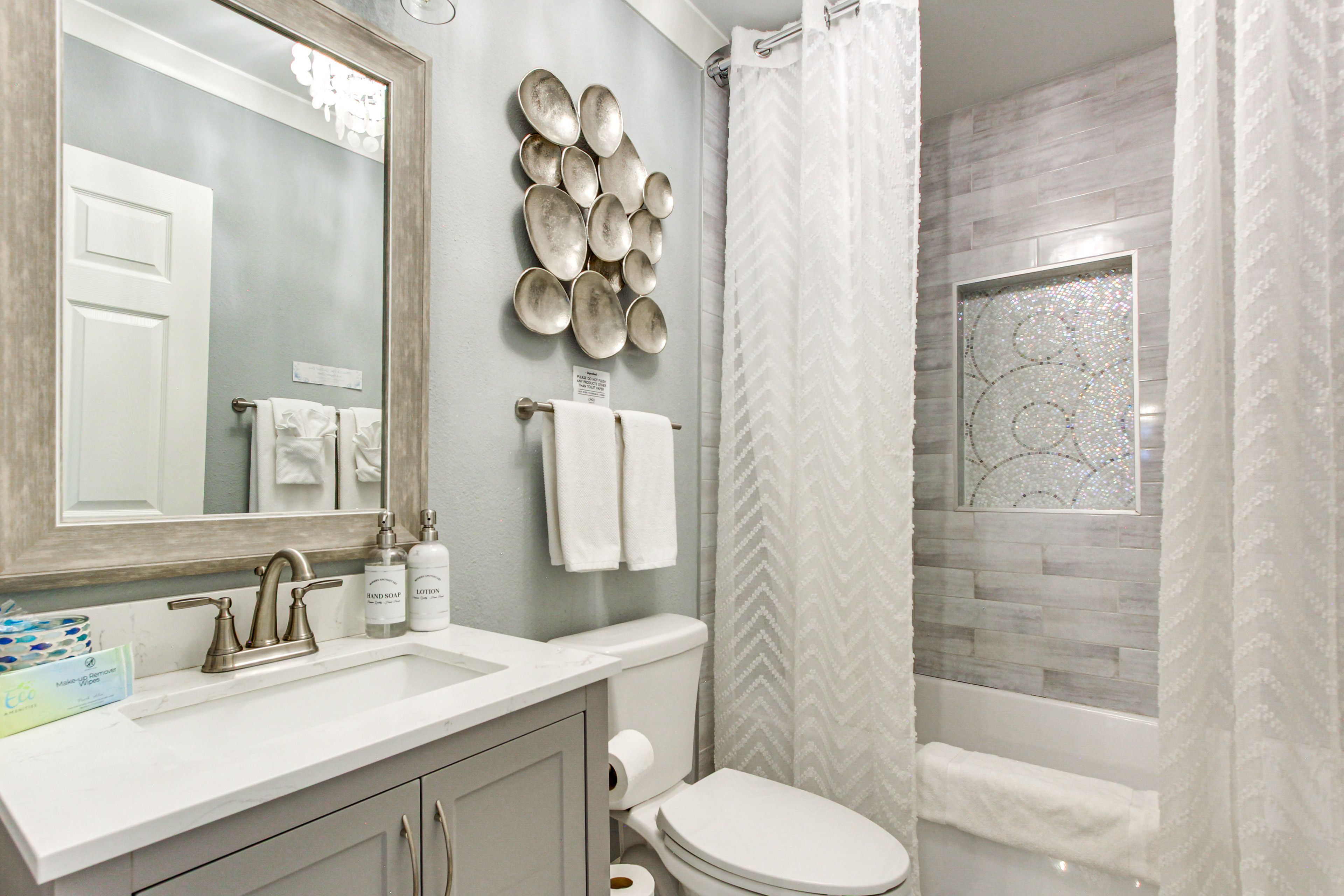 Full Bathroom | Complimentary Toiletries | Towels Provided
