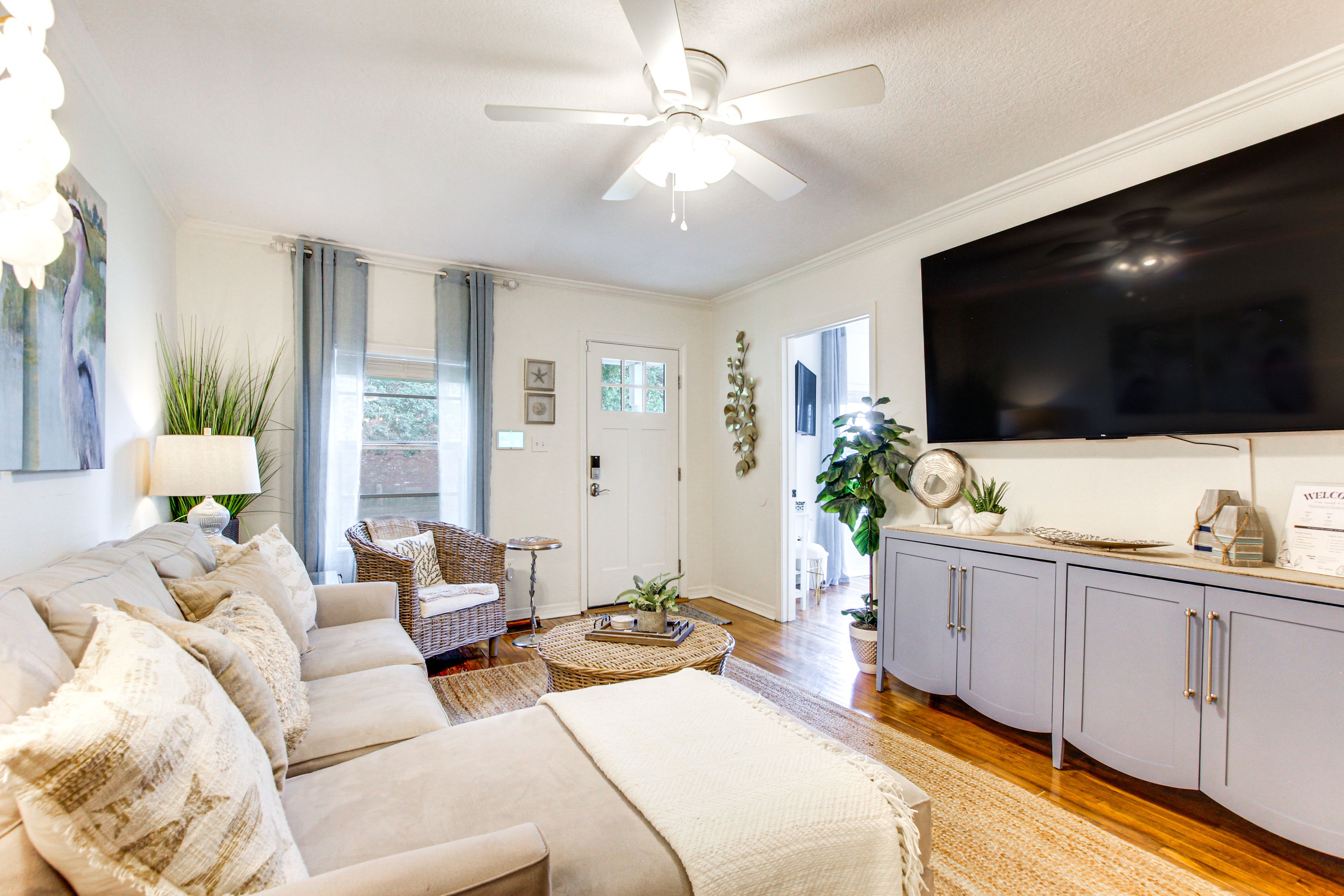 Living Room | Free WiFi | Central Heating & Air Conditioning