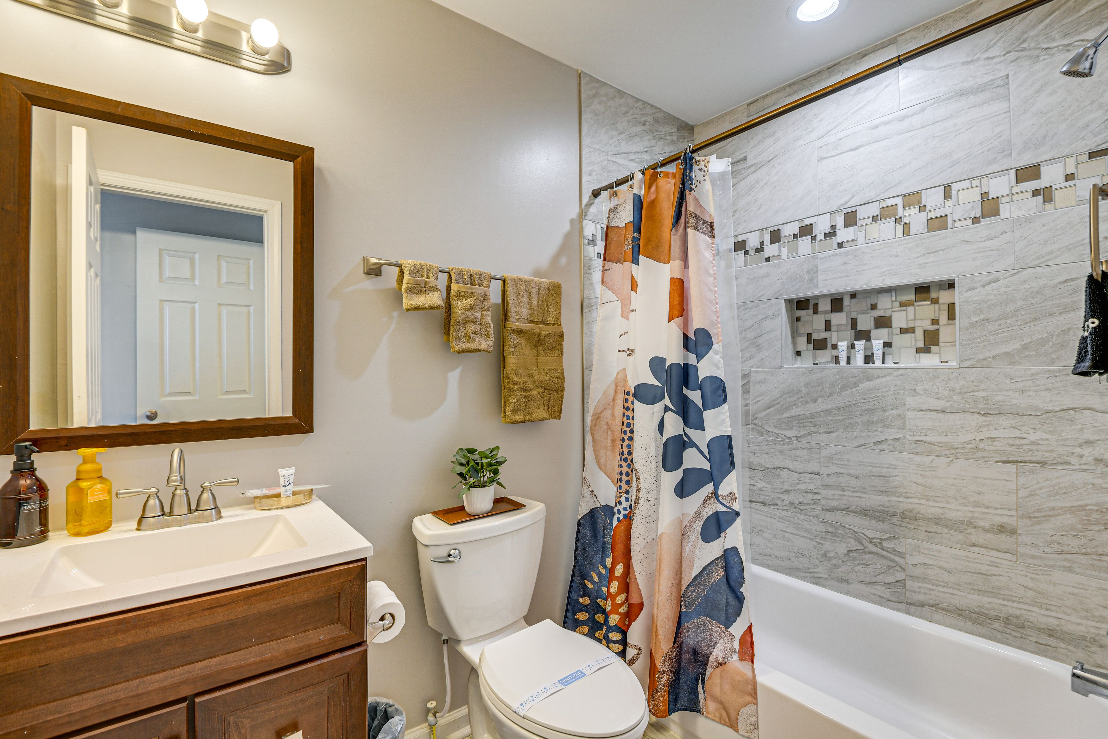 Full Bathroom | 2nd Floor | Towels Provided