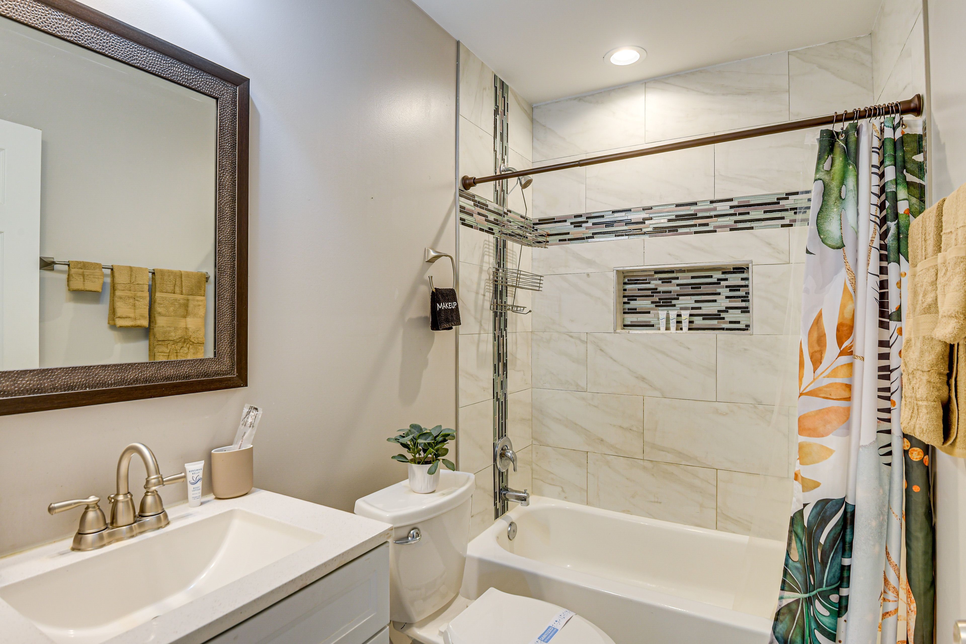Full Bathroom | 2nd Floor | Complimentary Toiletries