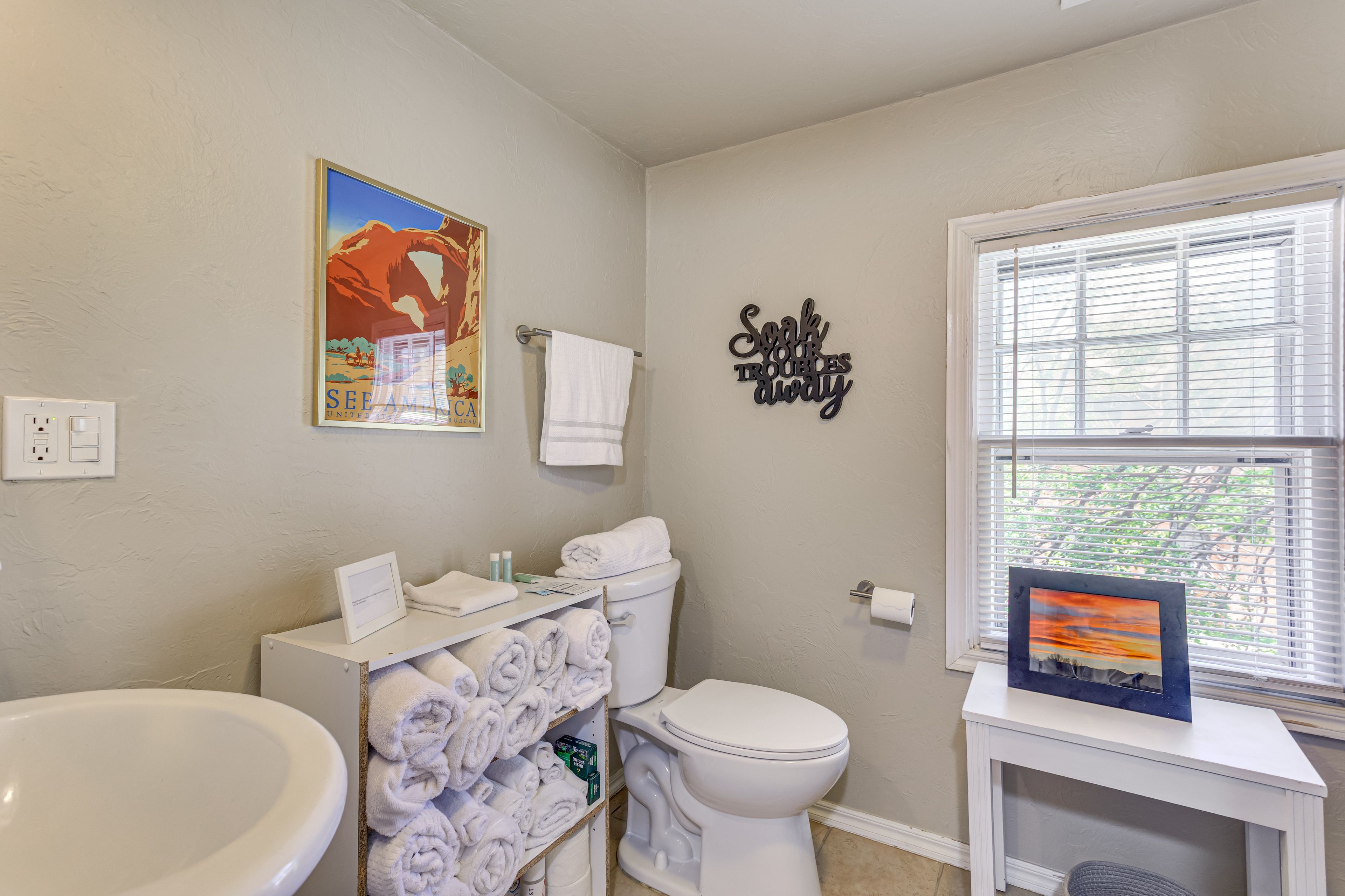Full Bathroom | 2nd Floor | Towels Provided | Complimentary Toiletries