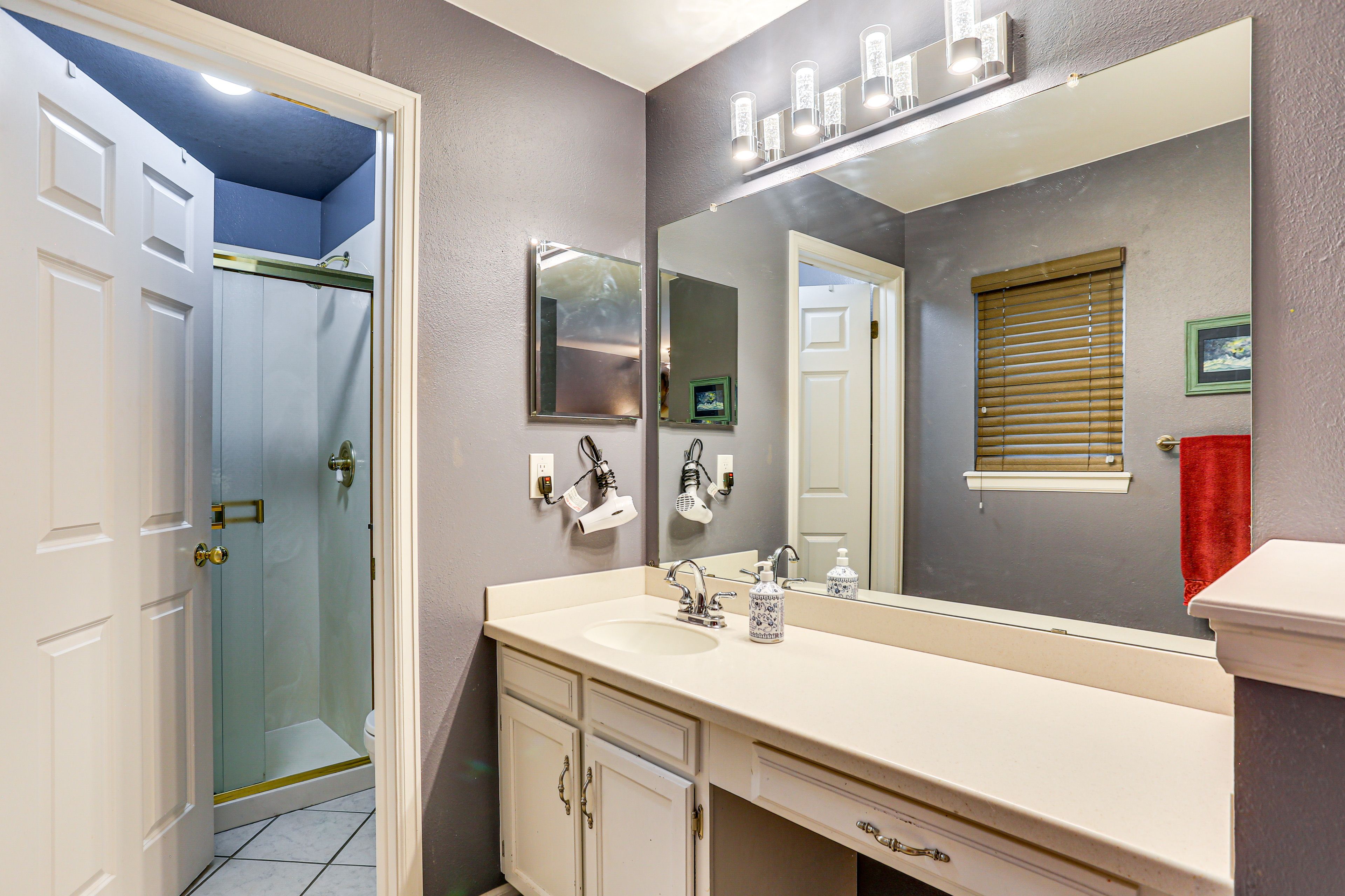 Full Bathroom | Towels Provided | 2nd Floor