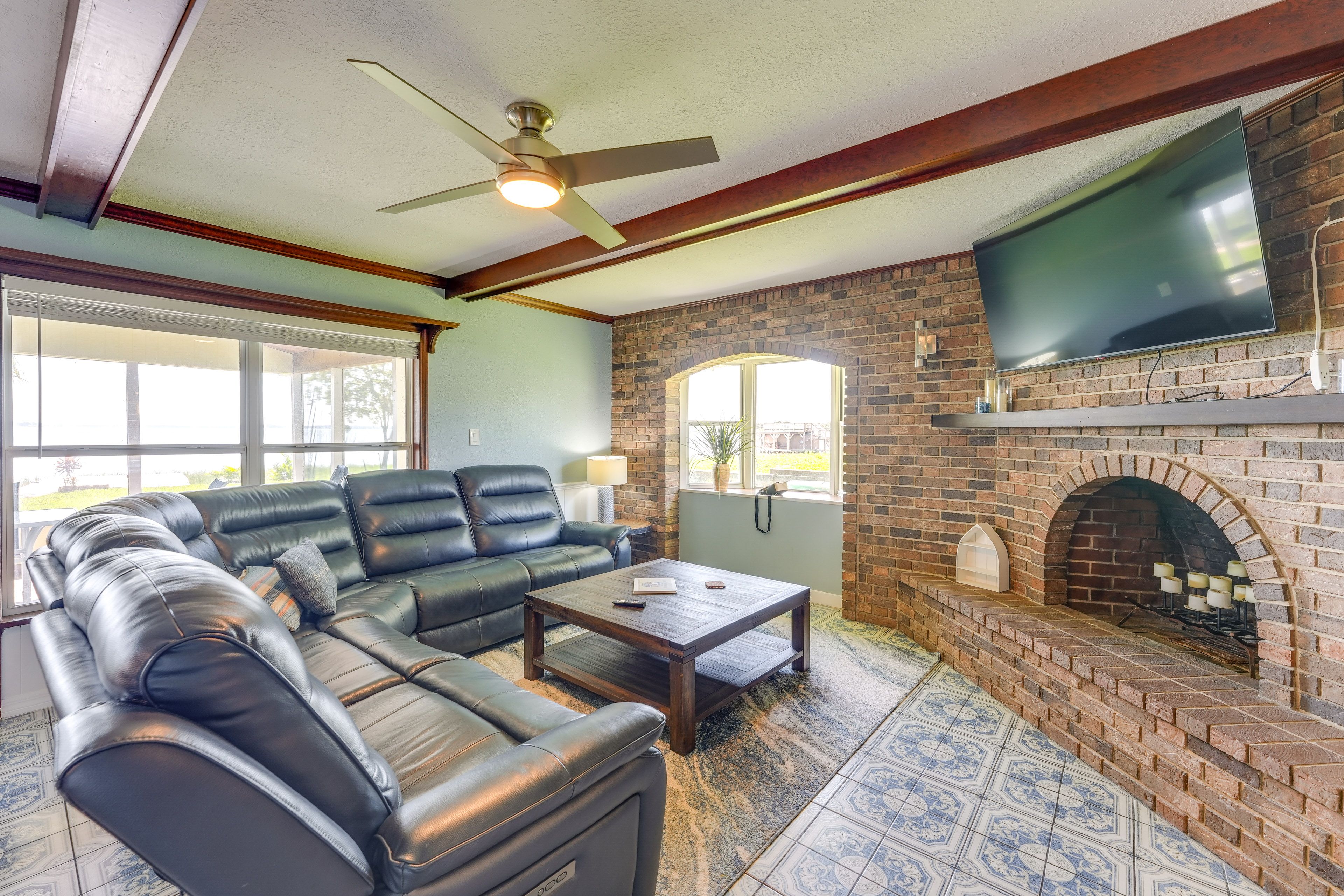 Living Room | Smart TV | Free WiFi | Central A/C