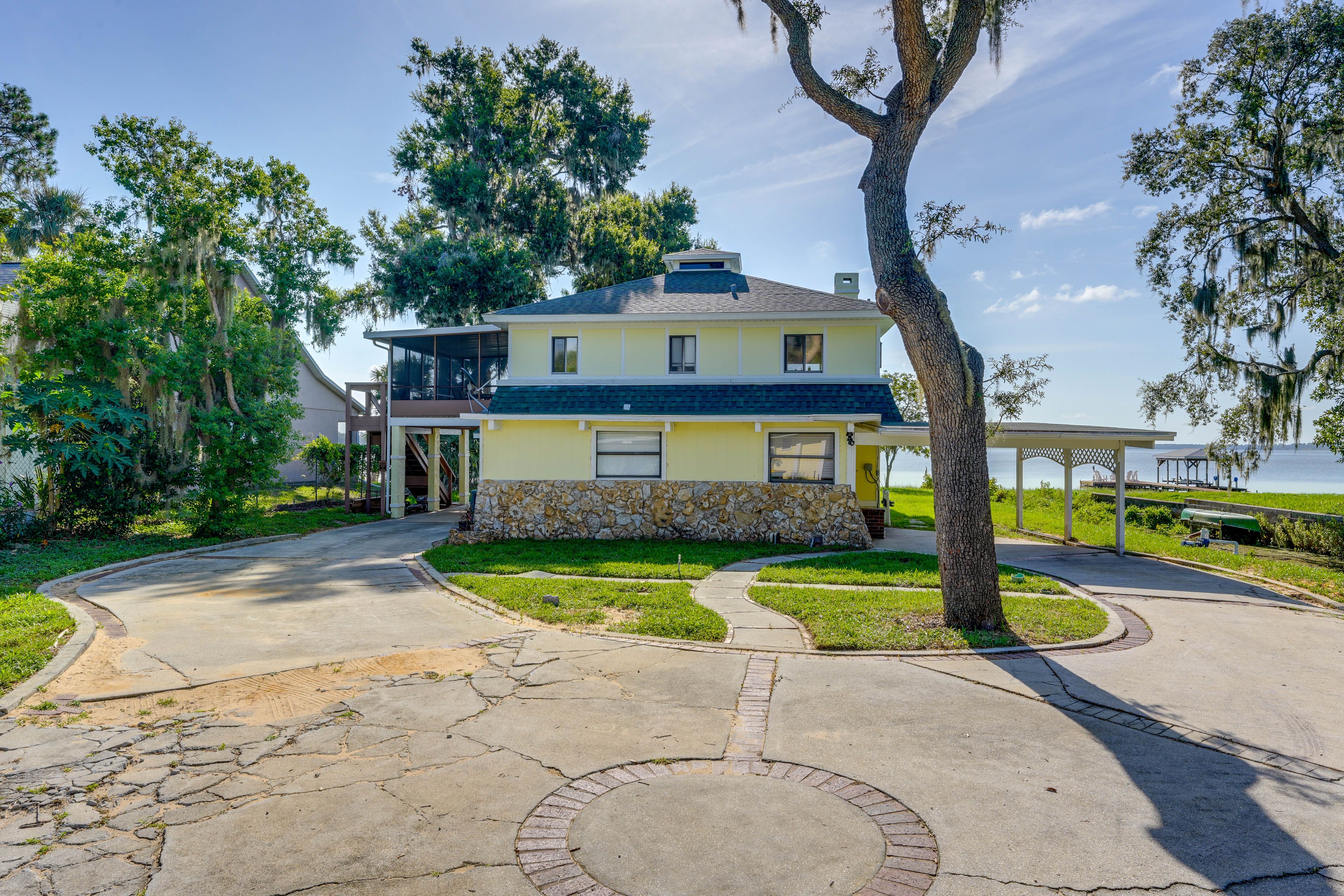 Parking | Shared Driveway (2 Vehicles) | Boat/Trailer Parking | Seaplane Parking