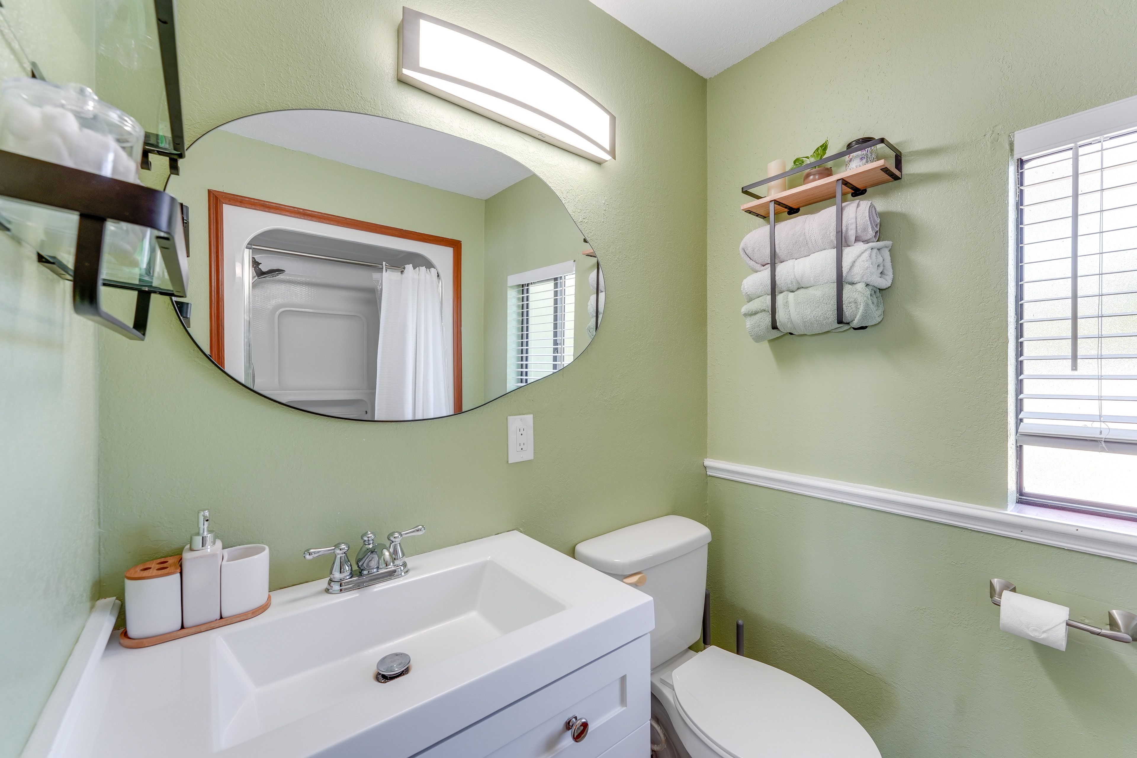 Full Bathroom | Towels Provided