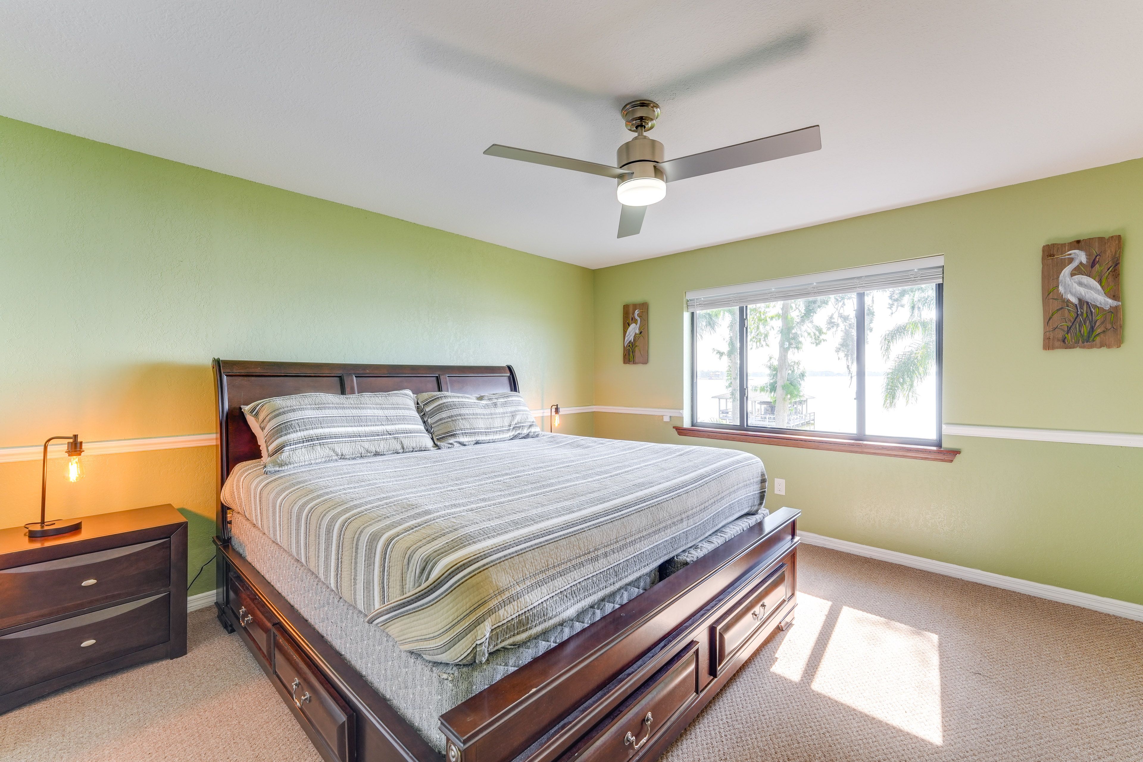 Bedroom | Queen Bed | TV