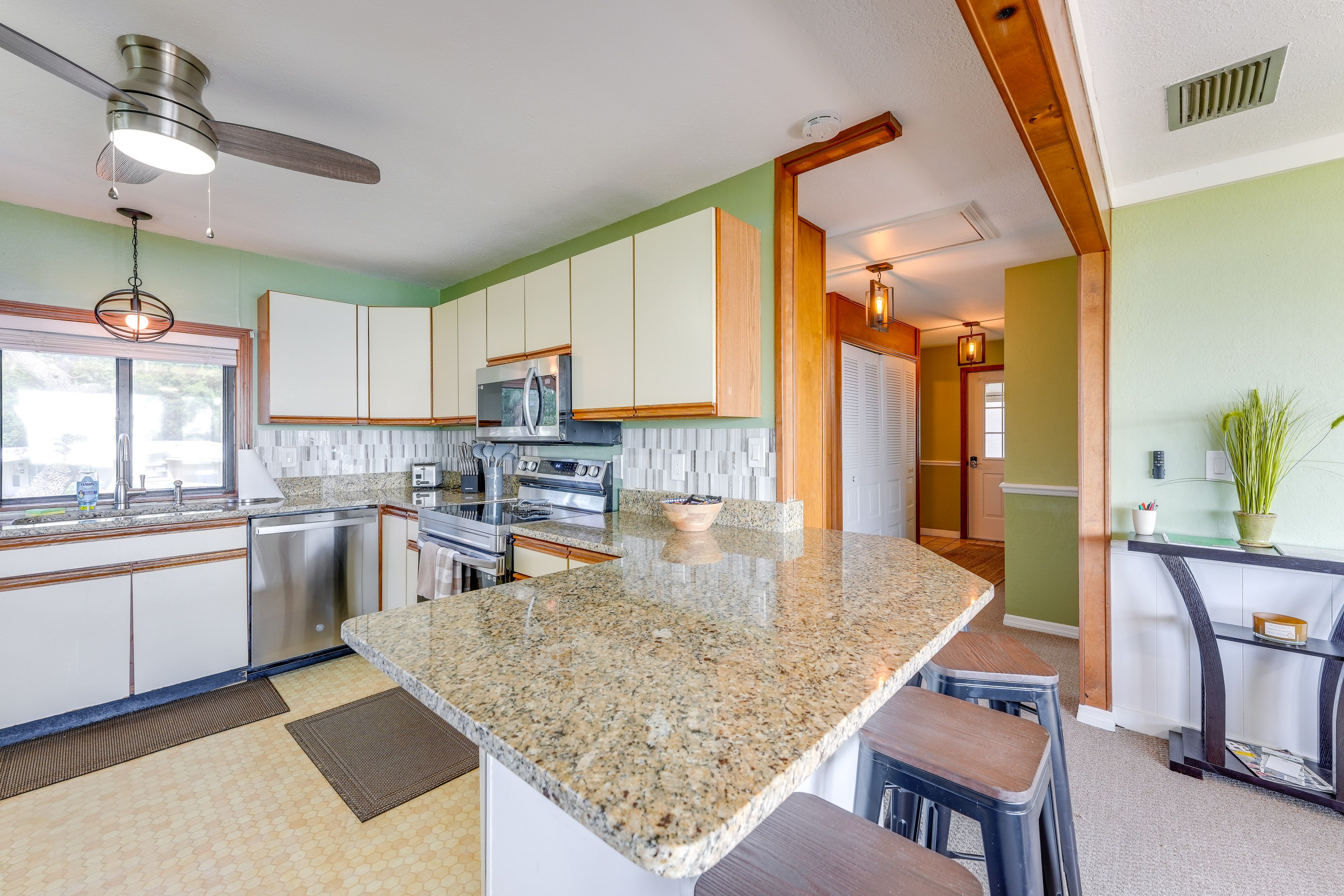 Dining Bar | Dishware/Flatware