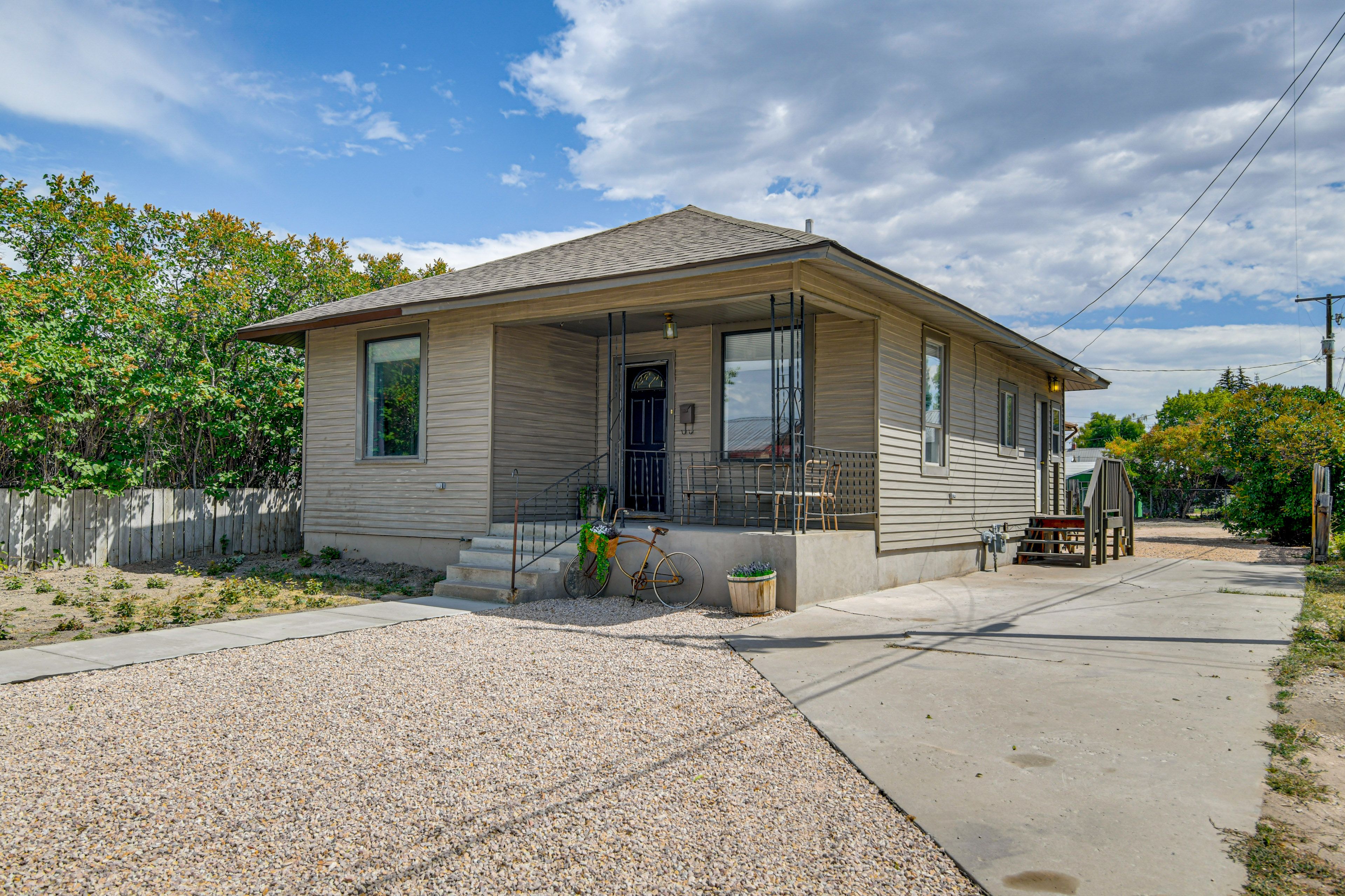 Parking | Driveway (4 Vehicles) | Trailer Parking