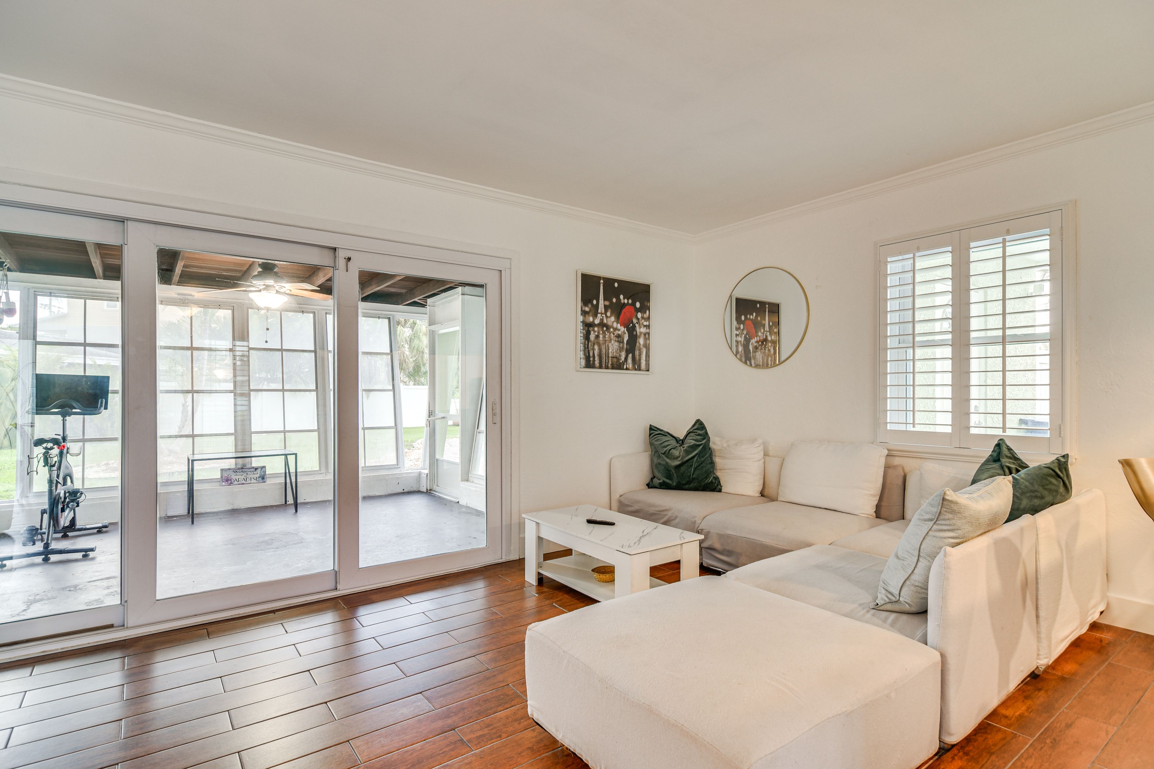 Living Room | Free WiFi | Smart TV | Single-Story Home