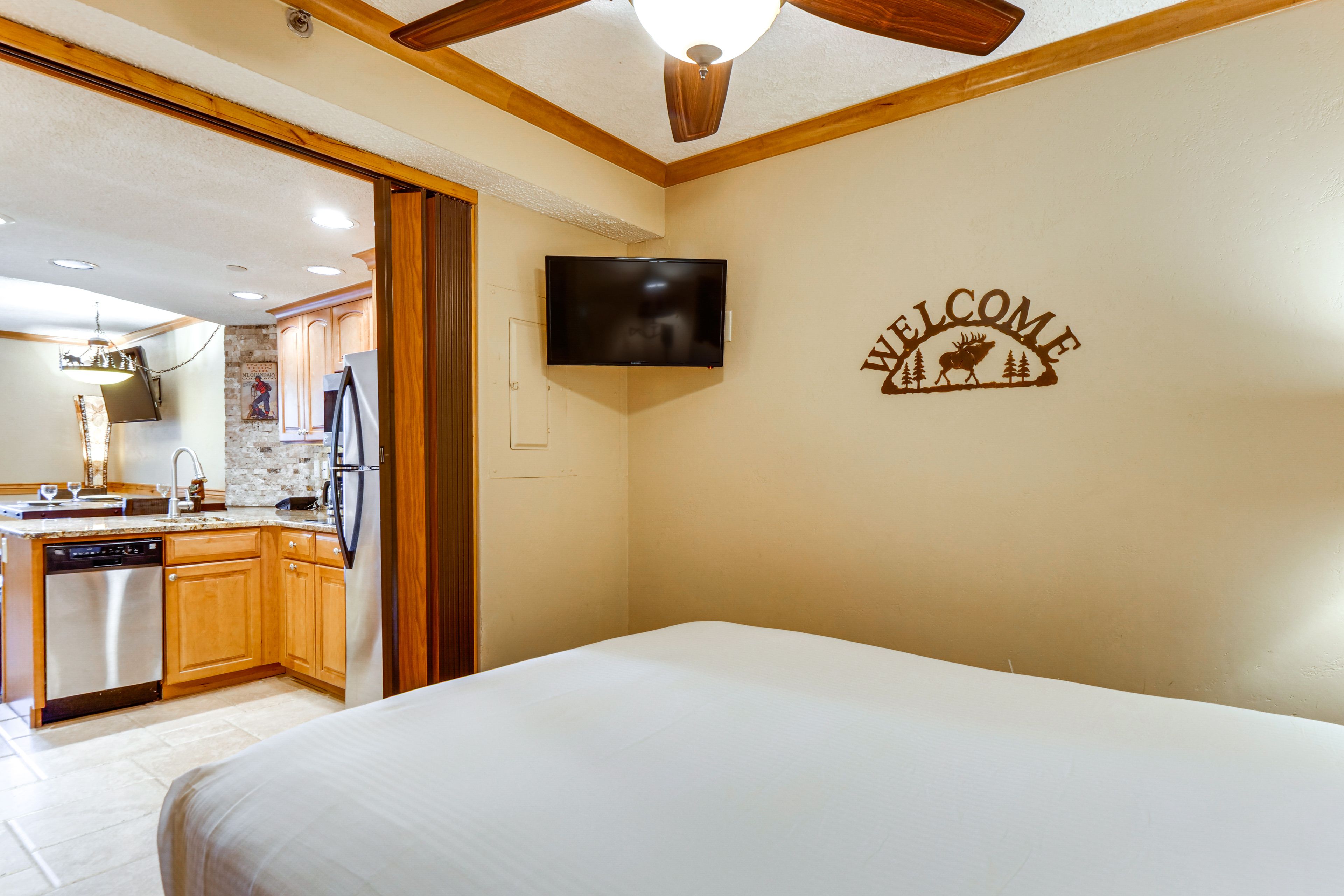 Bedroom | Queen Bed | Smart TV