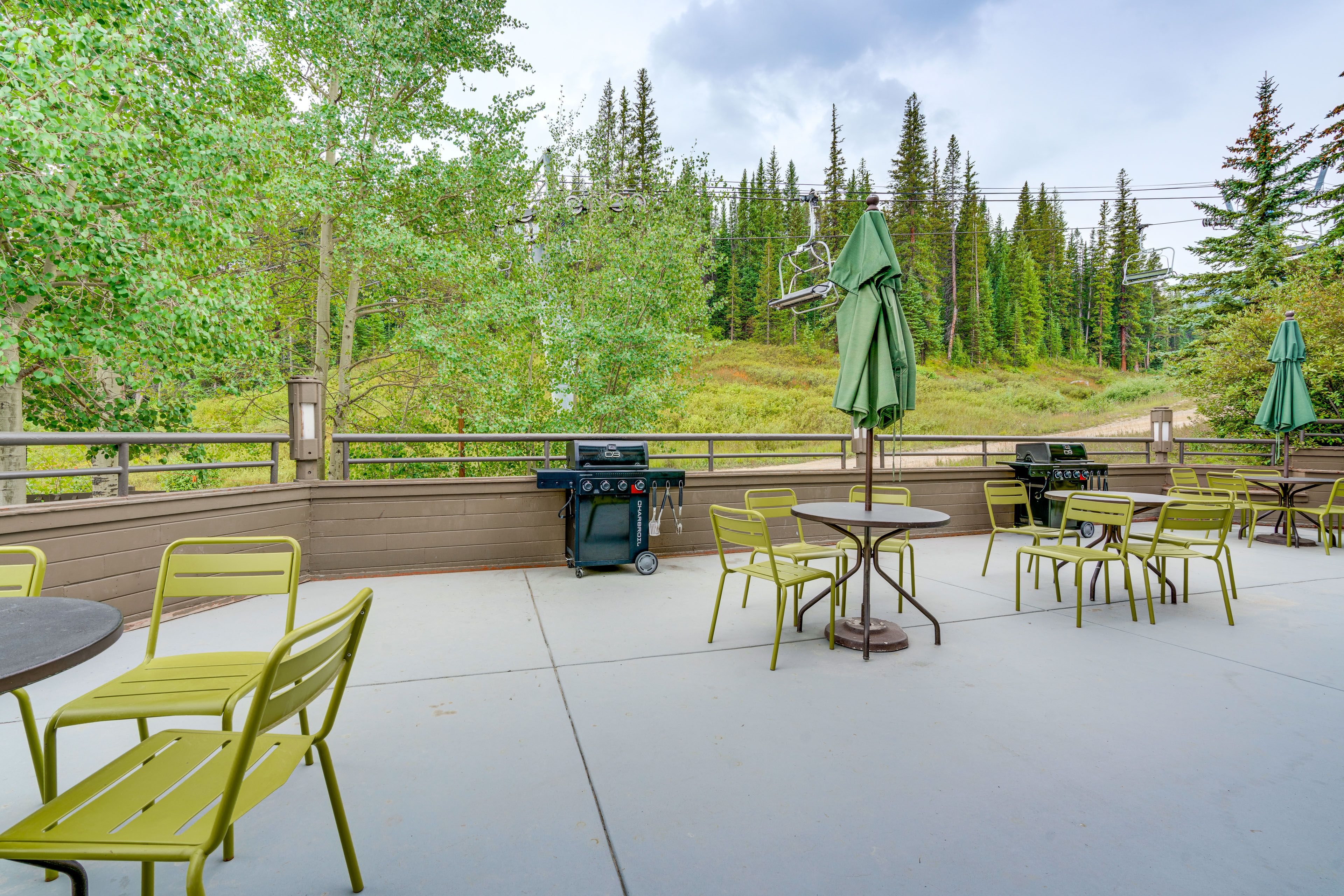Community Amenities (Building 4) | Grilling & Picnic Area