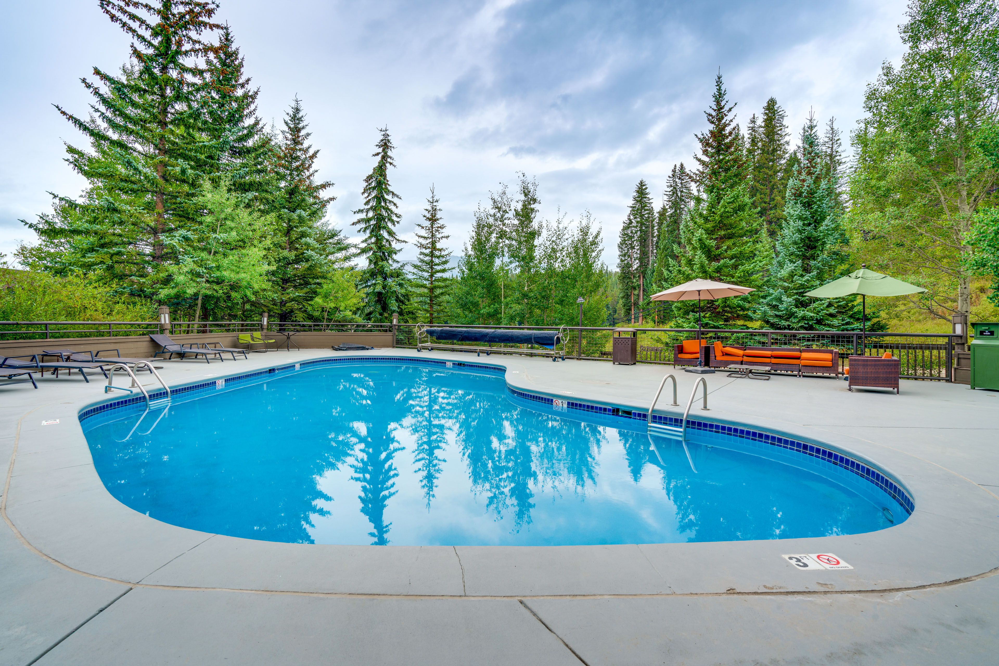 Community Amenities | Outdoor Pool