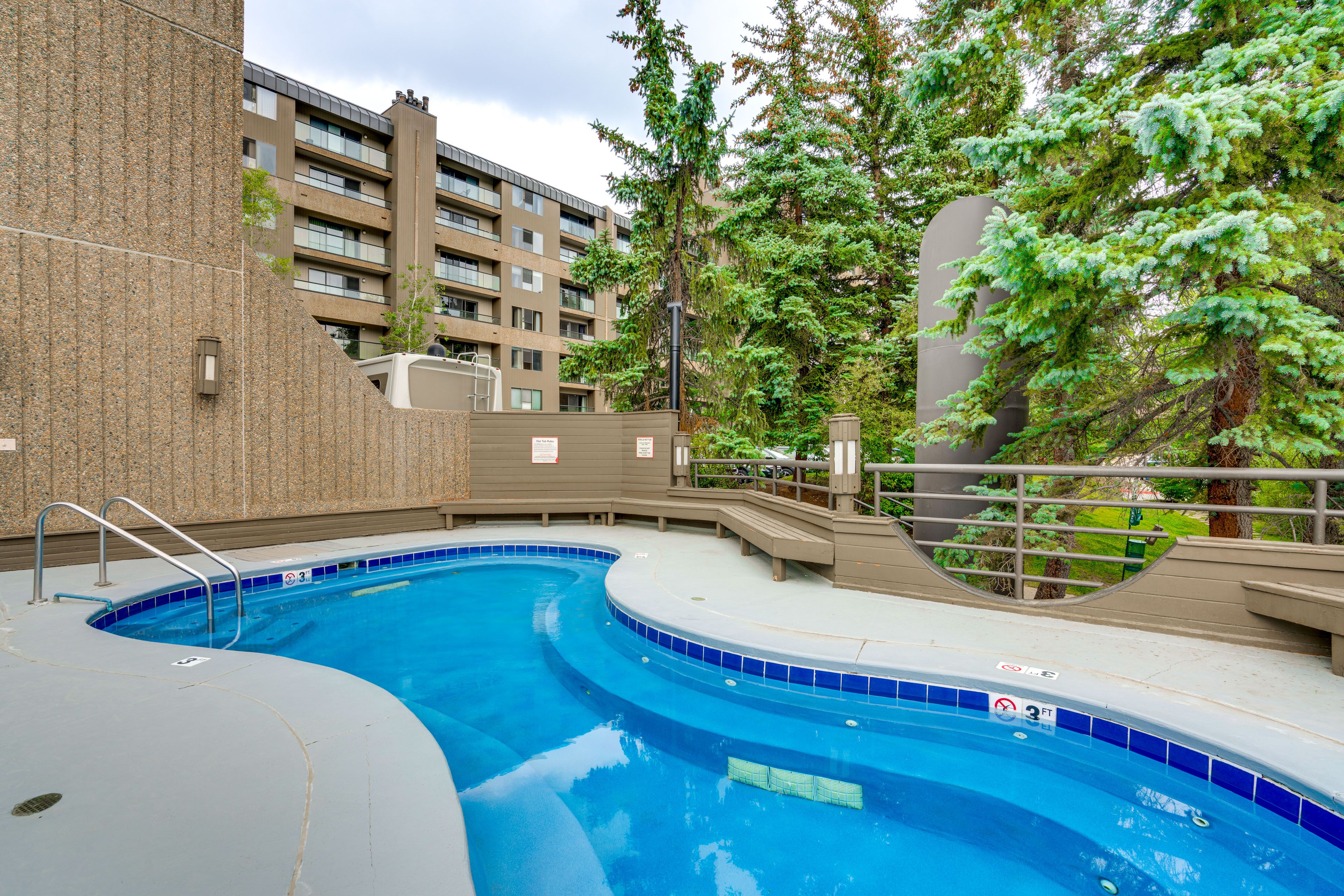Community Amenities (Building 4) | Hot Tub | Pool