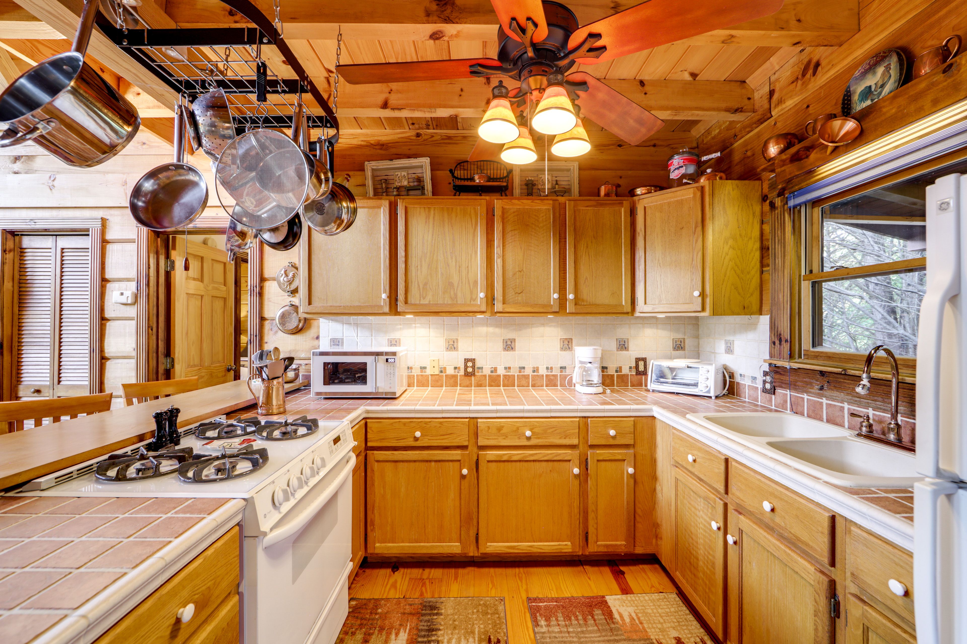 Kitchen | Refrigerator | Breakfast Bar | 1st Floor
