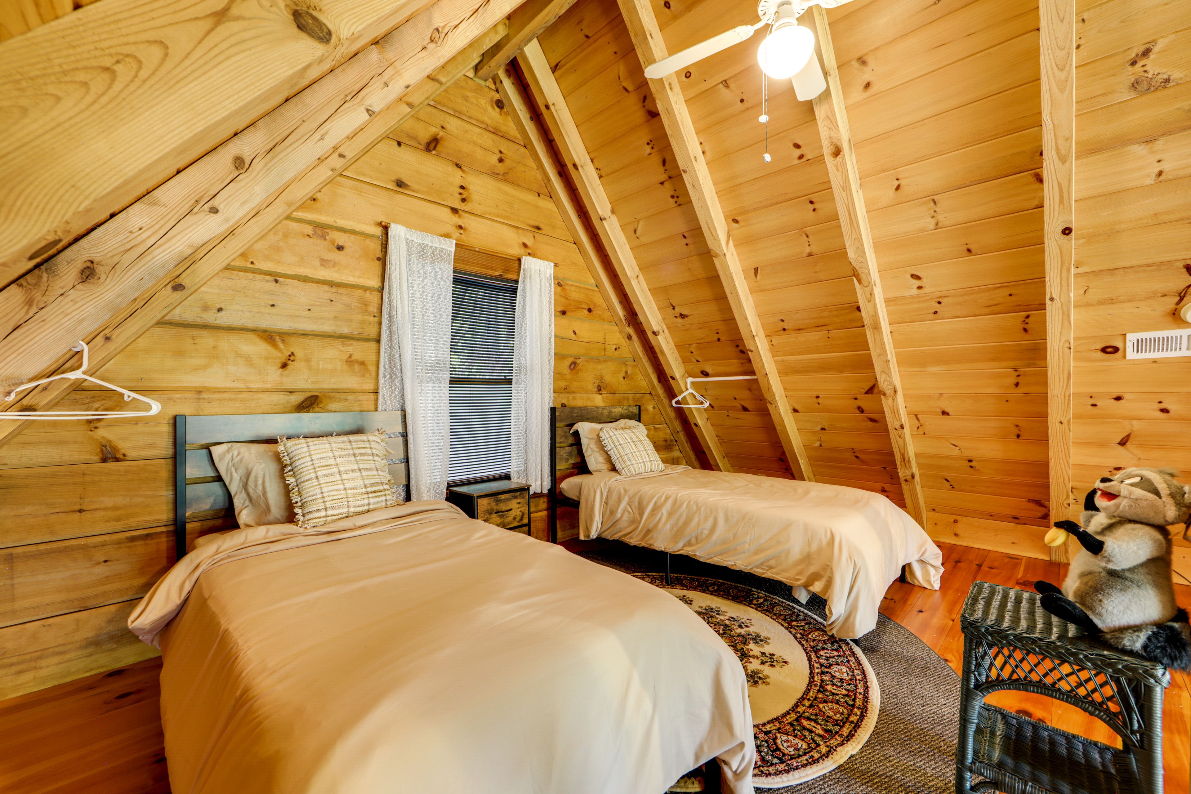 Loft | 2 Twin Beds | 2nd Floor