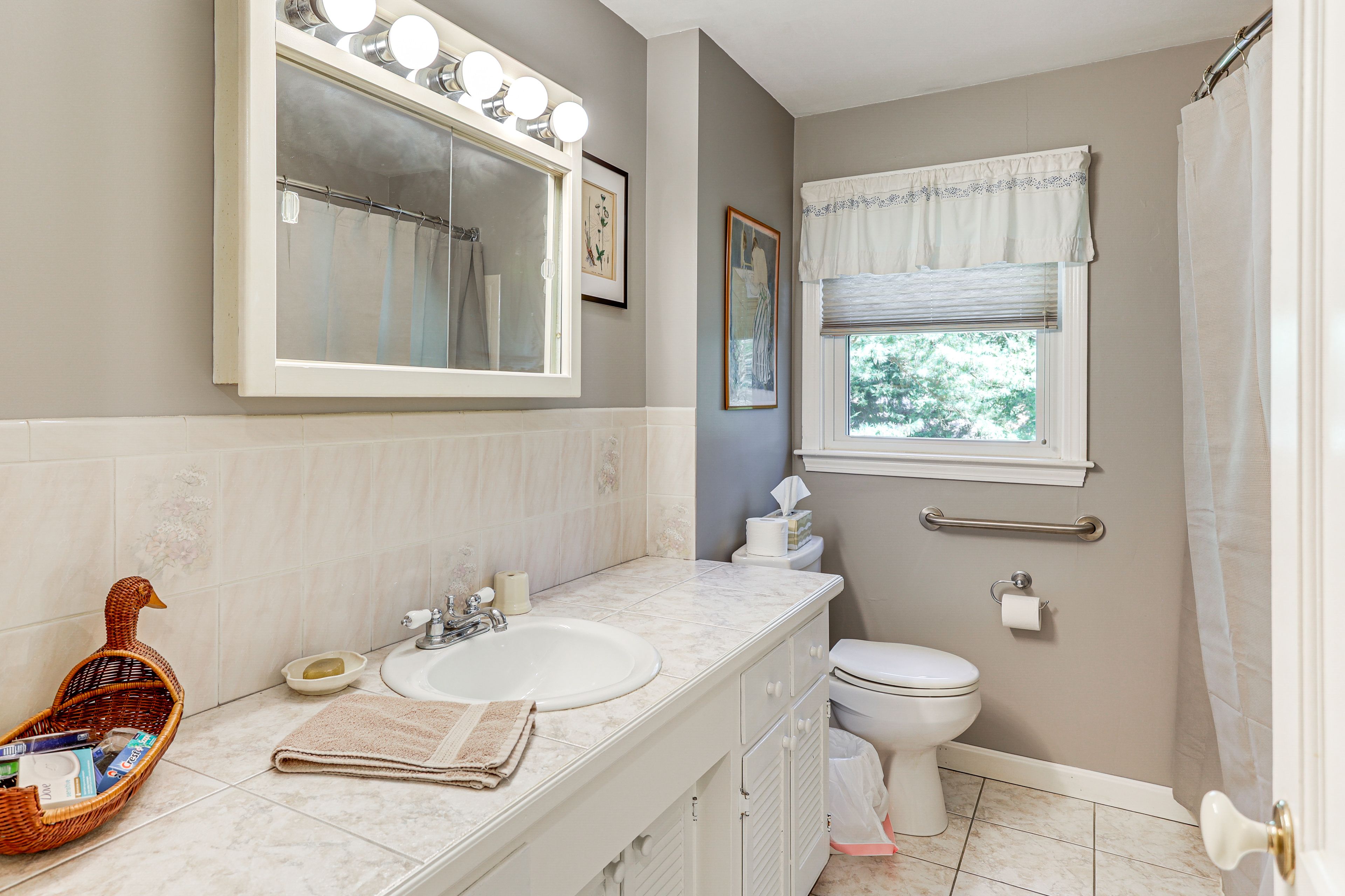 Full Bathroom | 1st Floor | Towels Provided