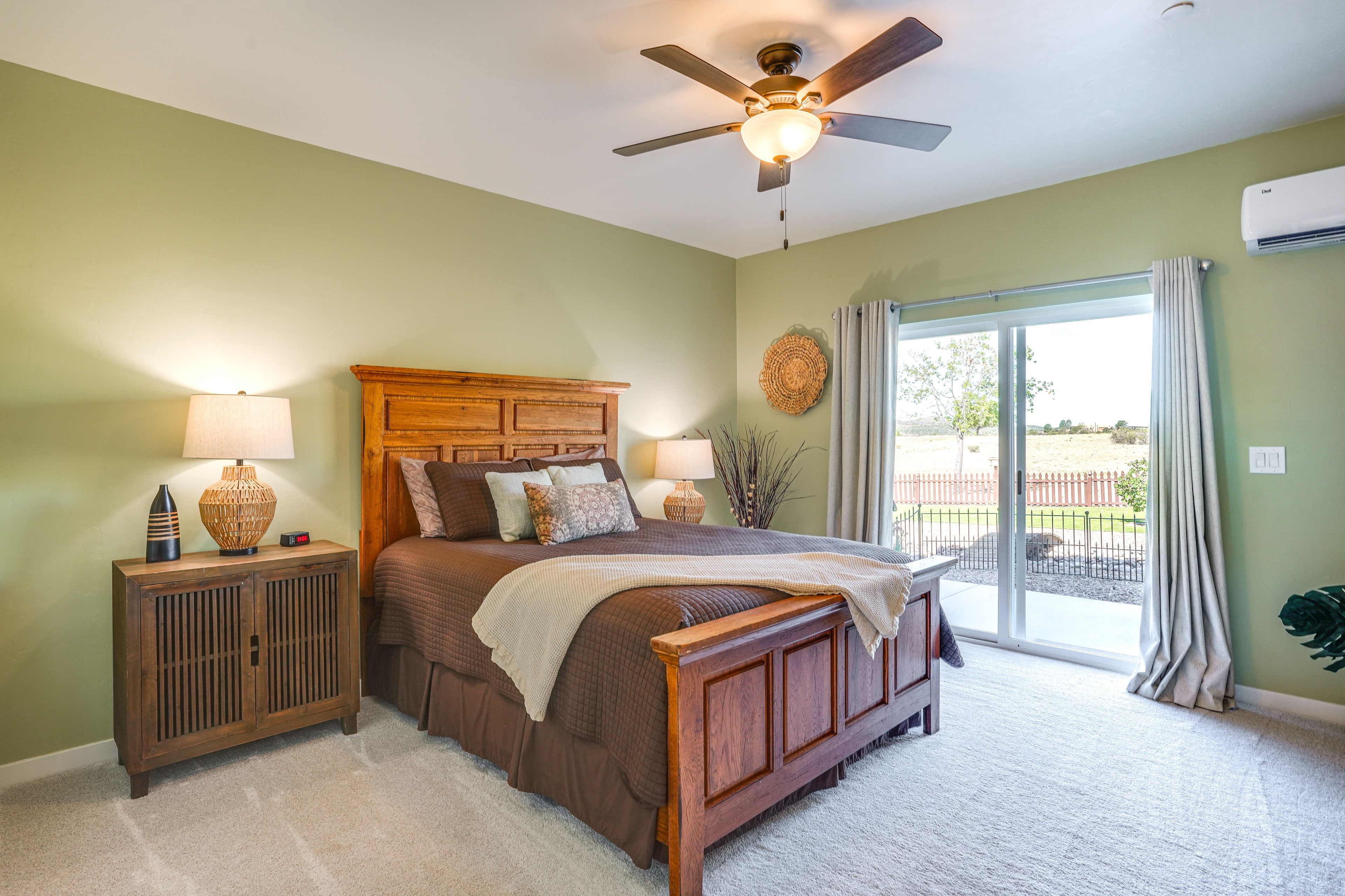 Bedroom | Queen Bed | Smart TV