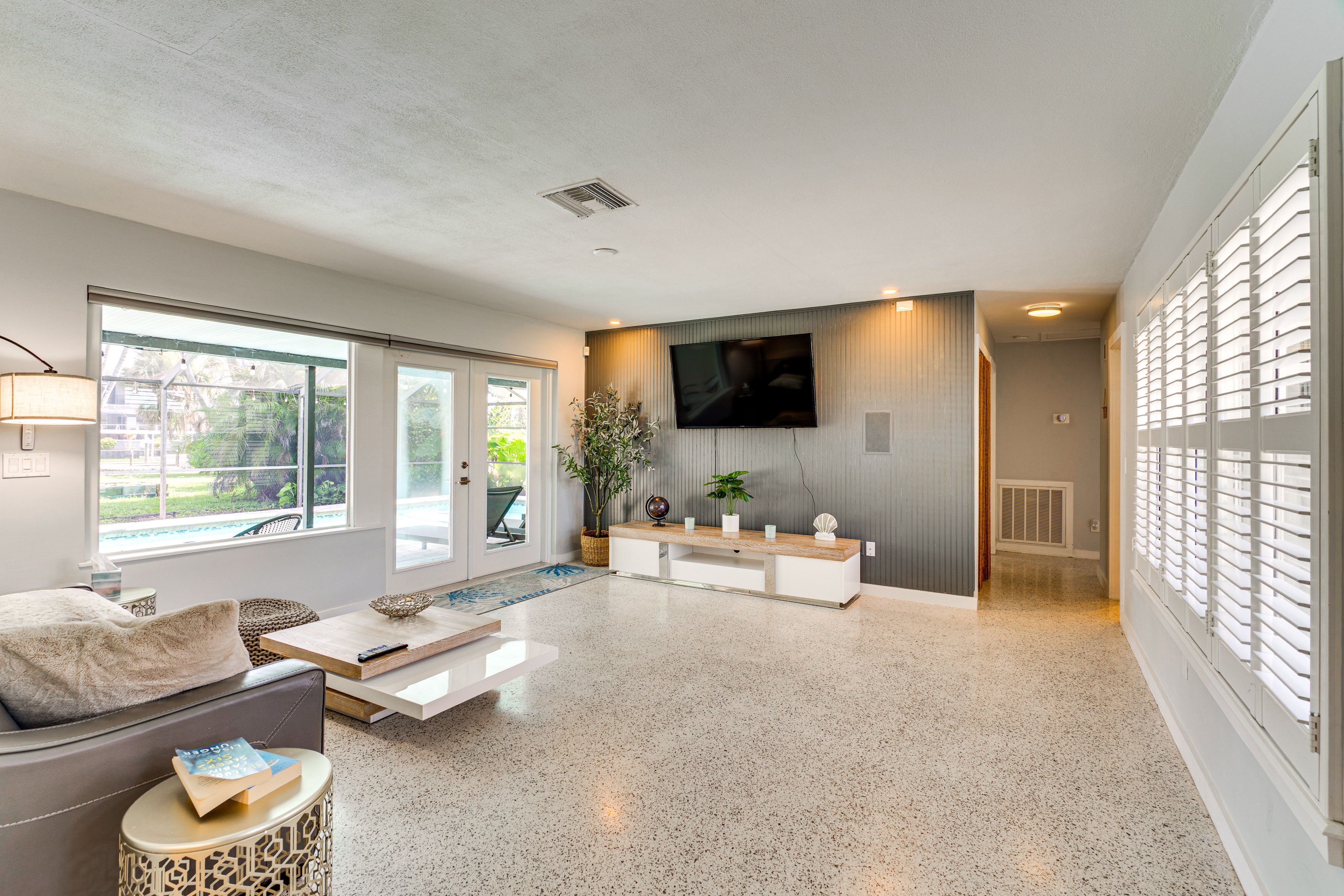 Living Room | Queen Sleeper Sofa | Free WiFi