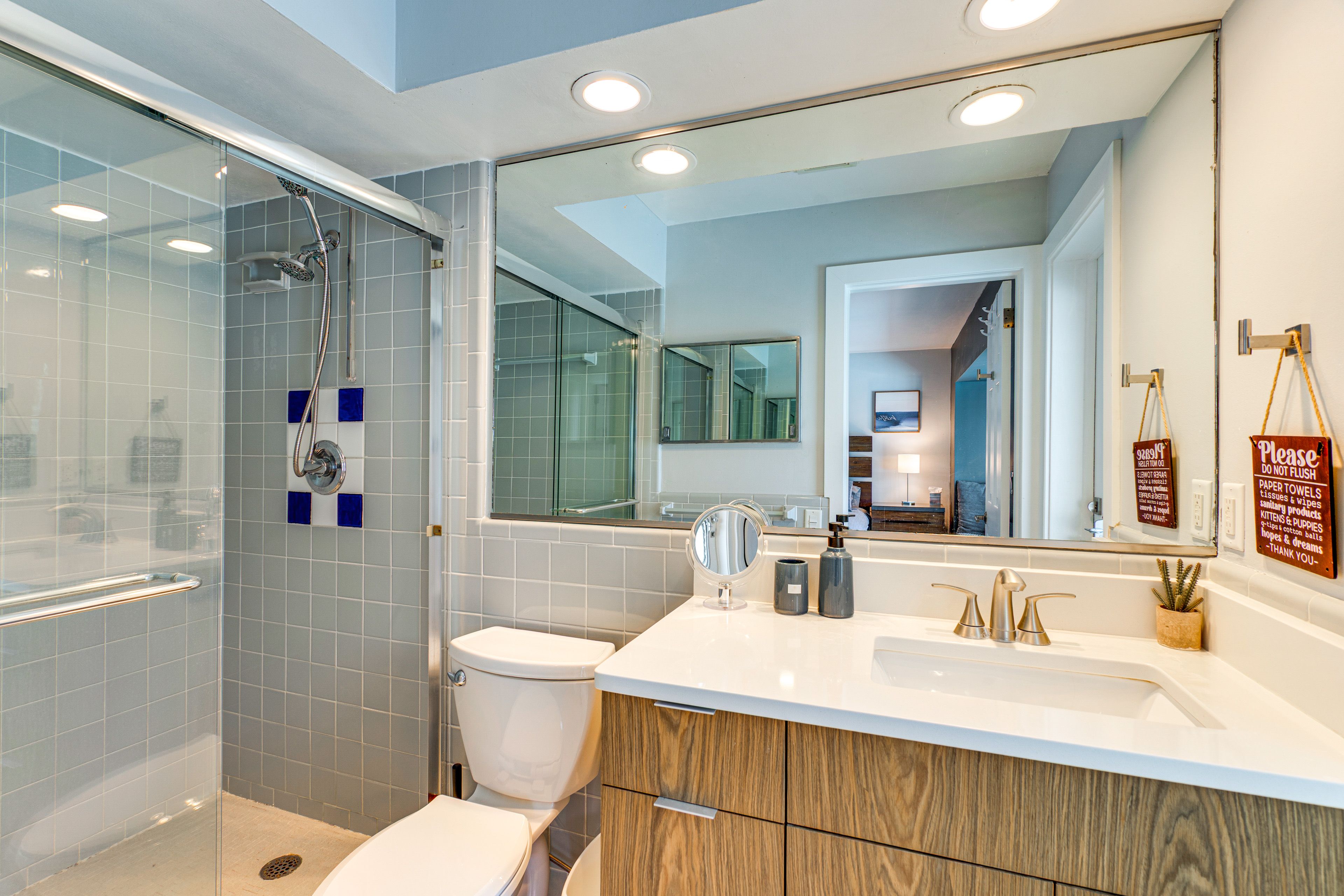 Full Bathroom | Towels Provided