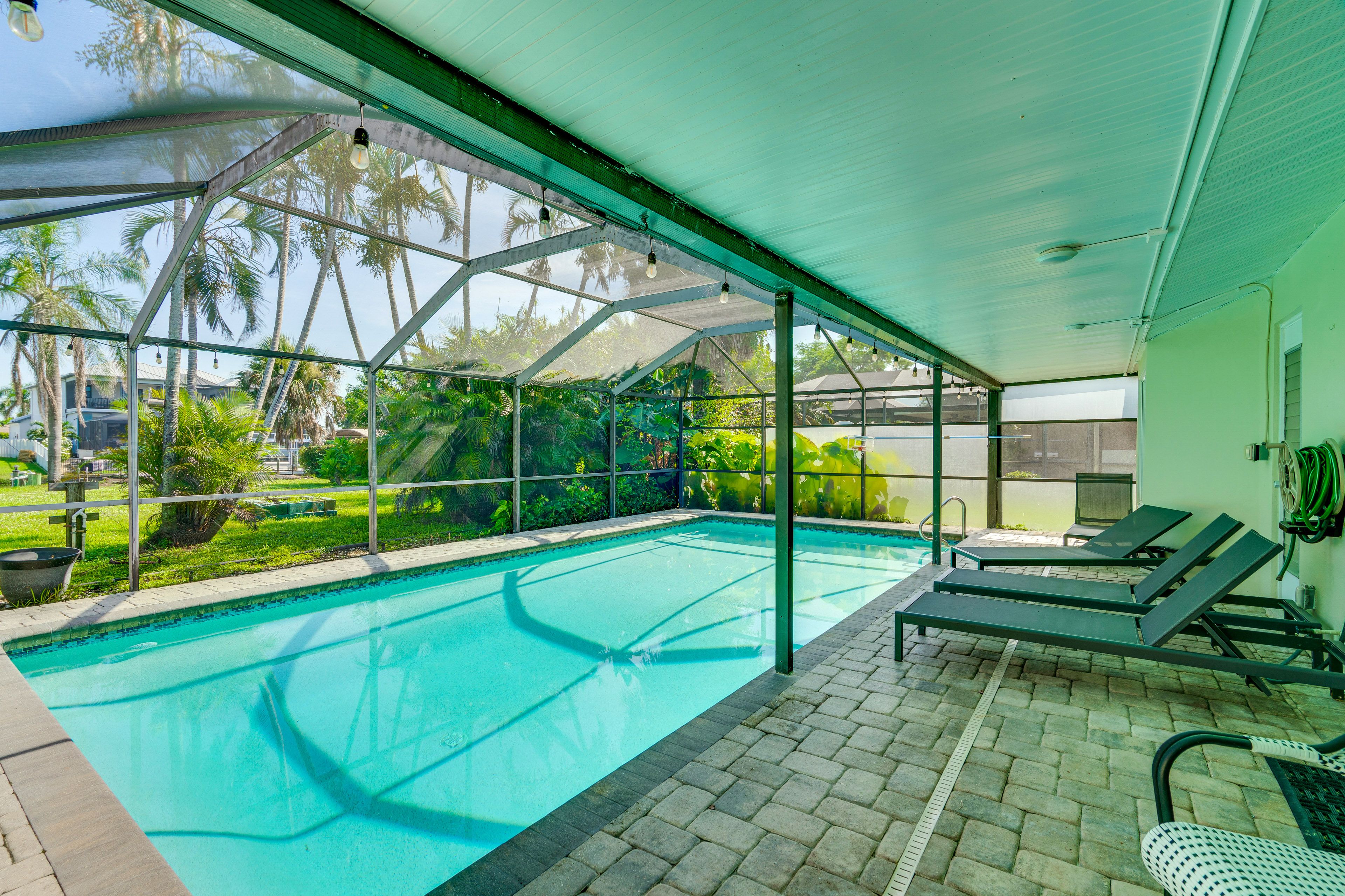 Screened Lanai w/ Pool