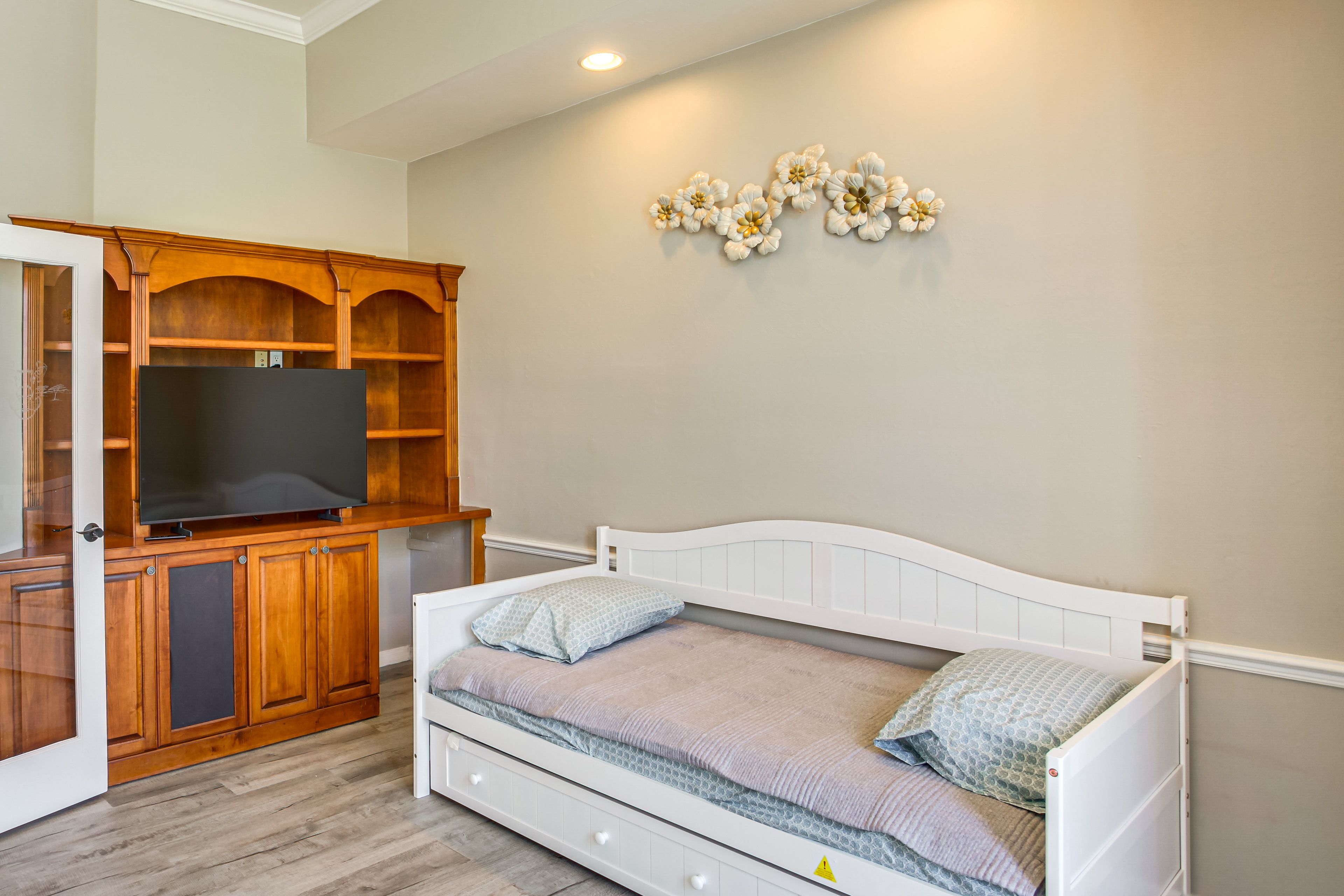 Bedroom 4 | Twin Daybed w/ Twin Trundle