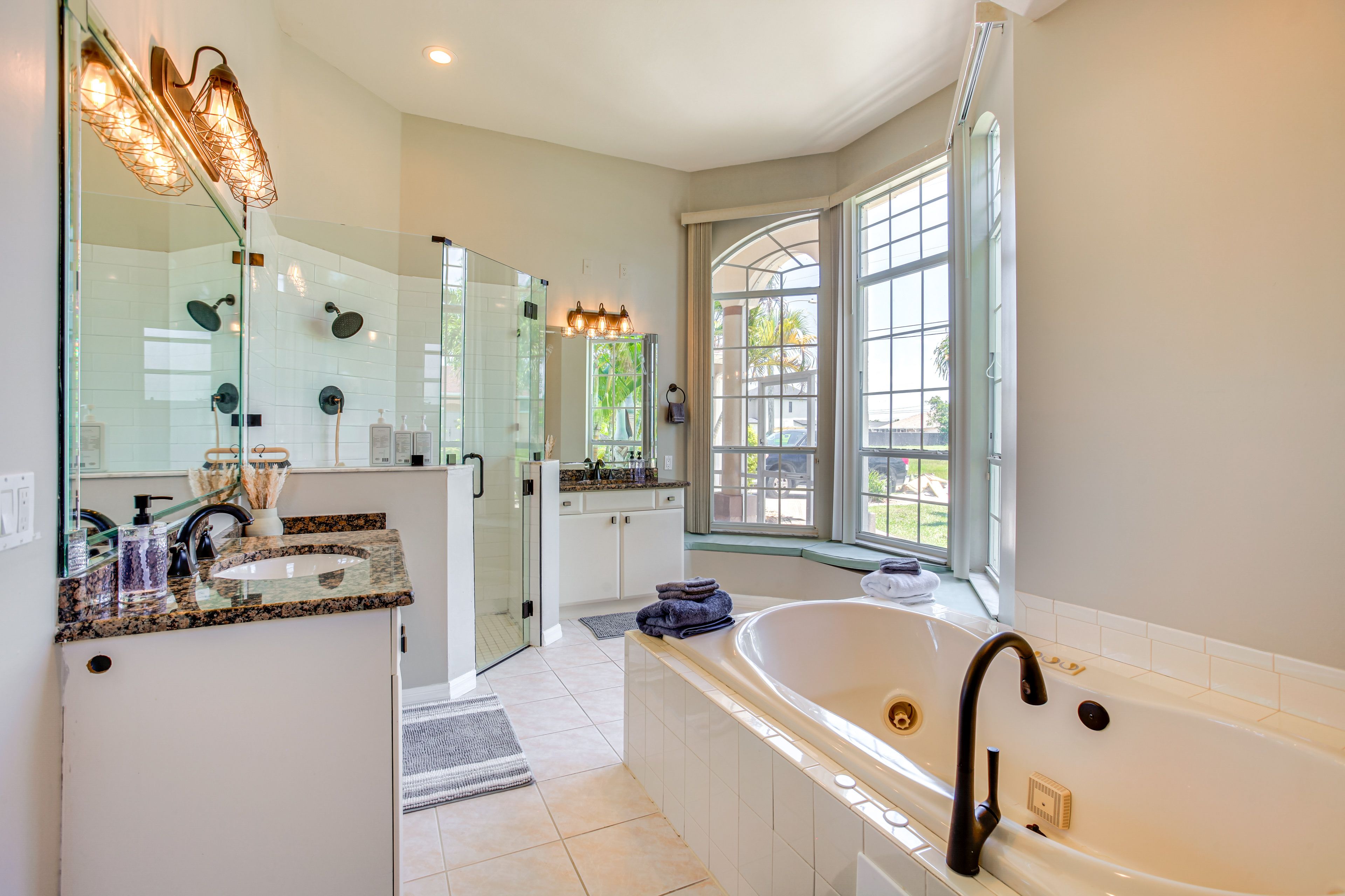 En-Suite Bathroom | Jetted Tub | Towels Provided
