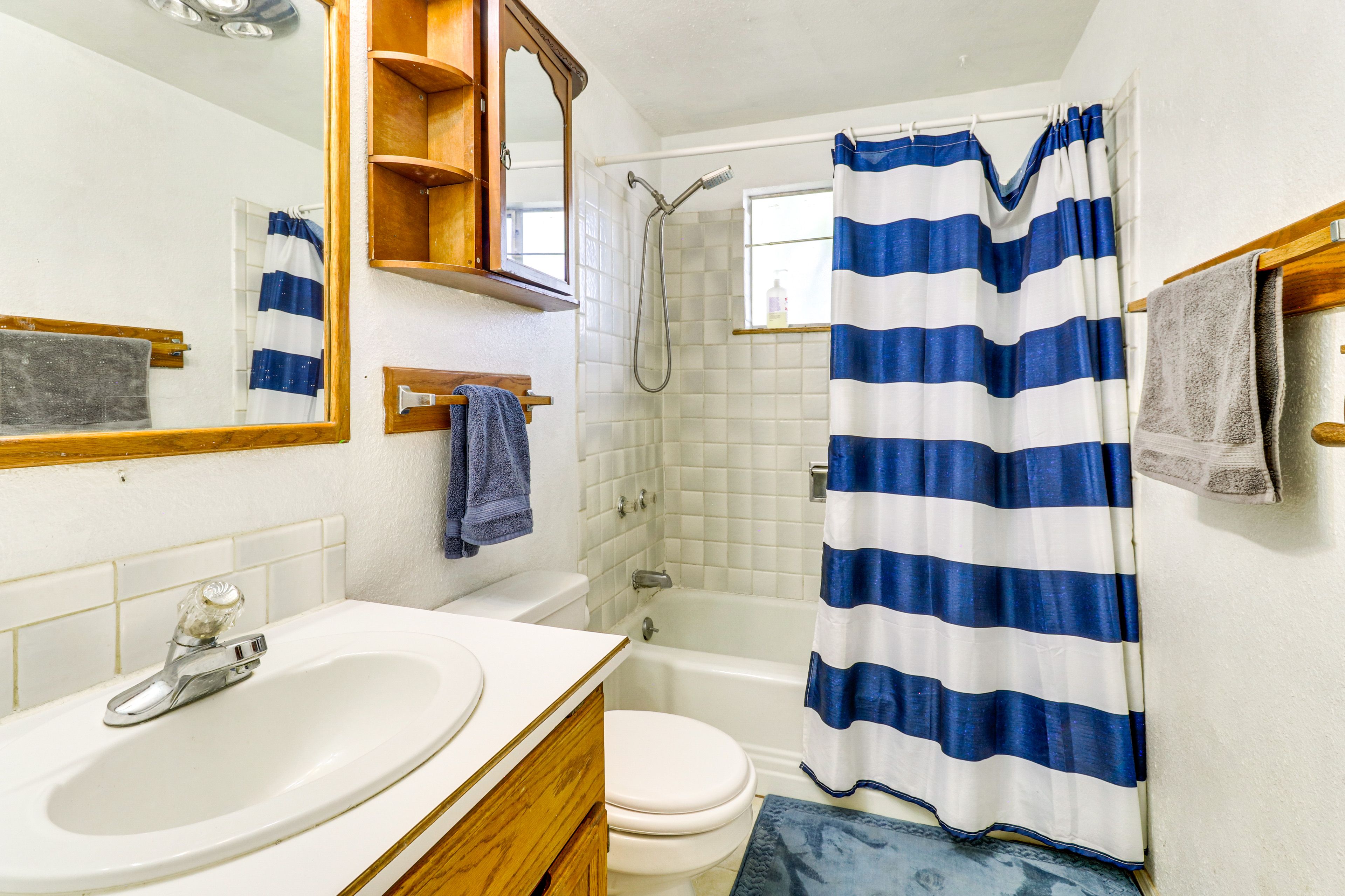 Full Bathroom | Towels Provided