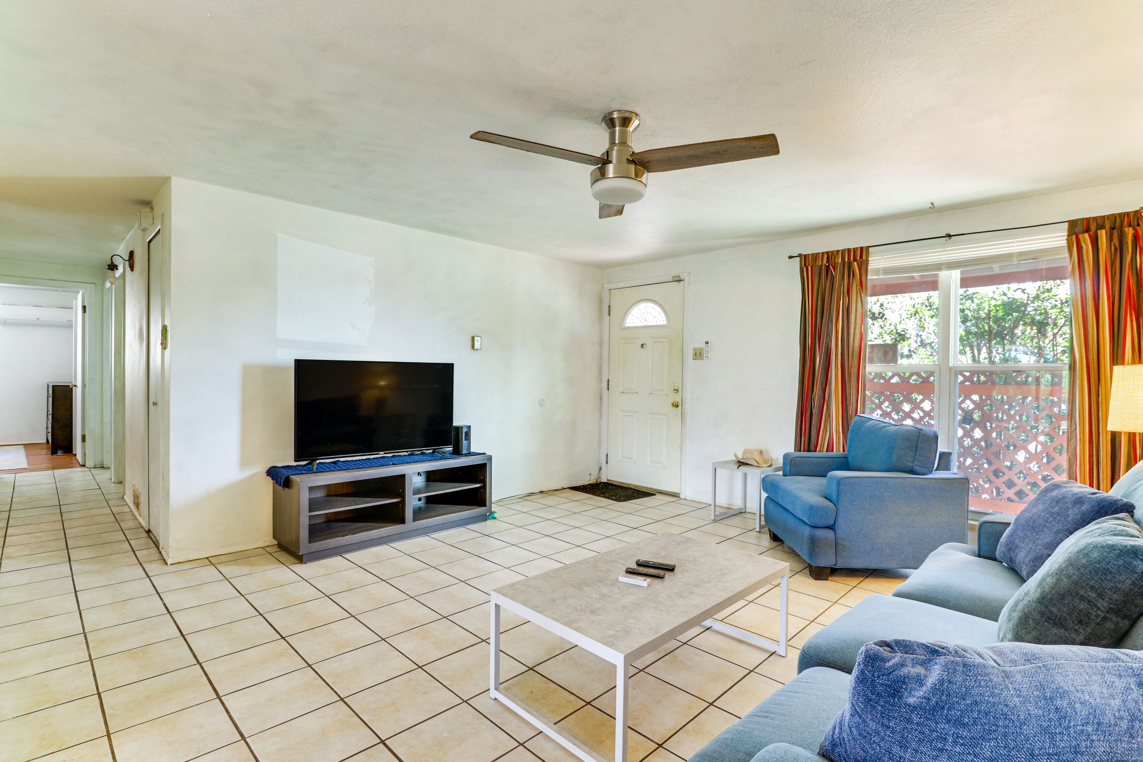 Living Room | Free WiFi | Smart TV | Single-Story Home