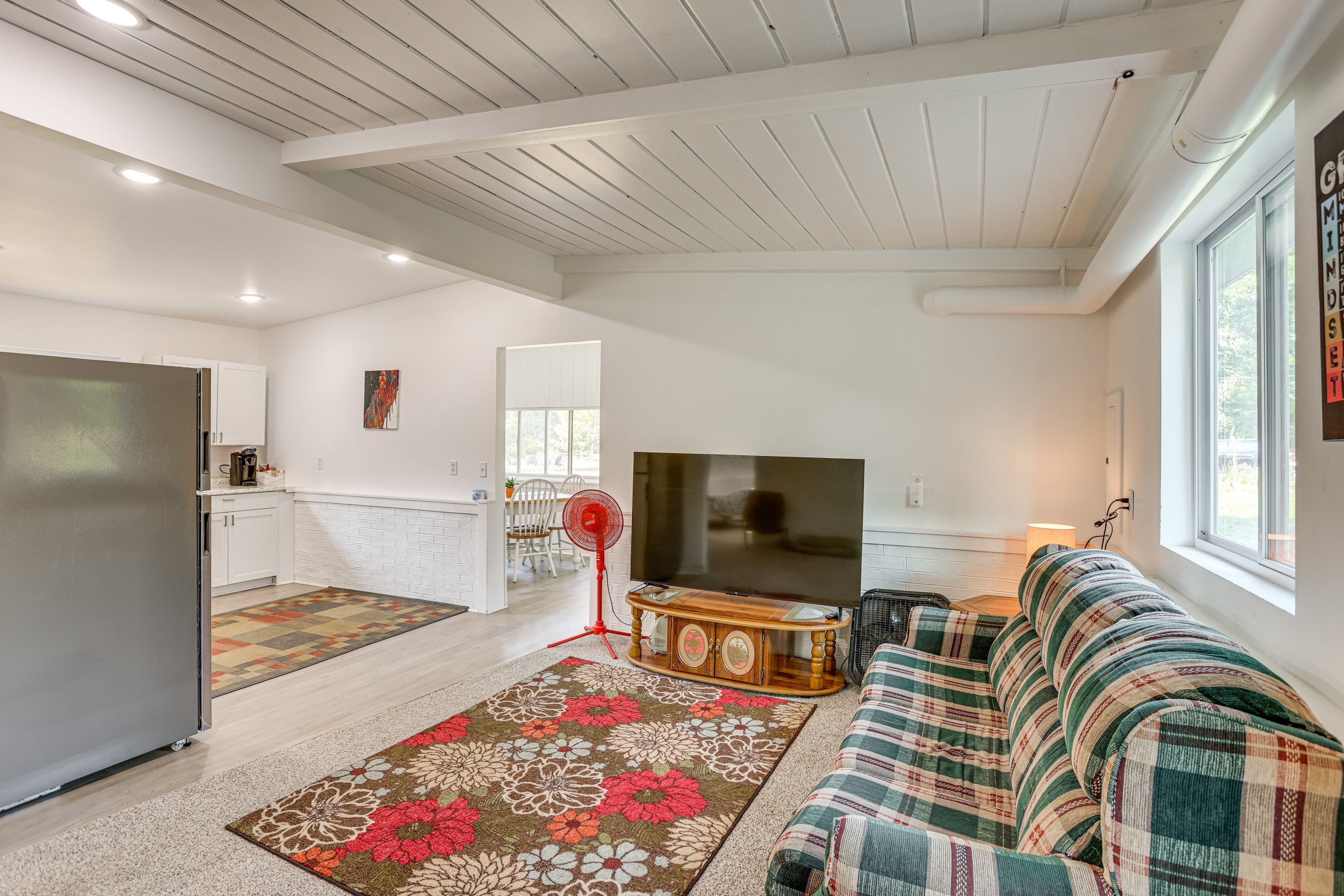 Living Area | Smart TV | Books | Board Games