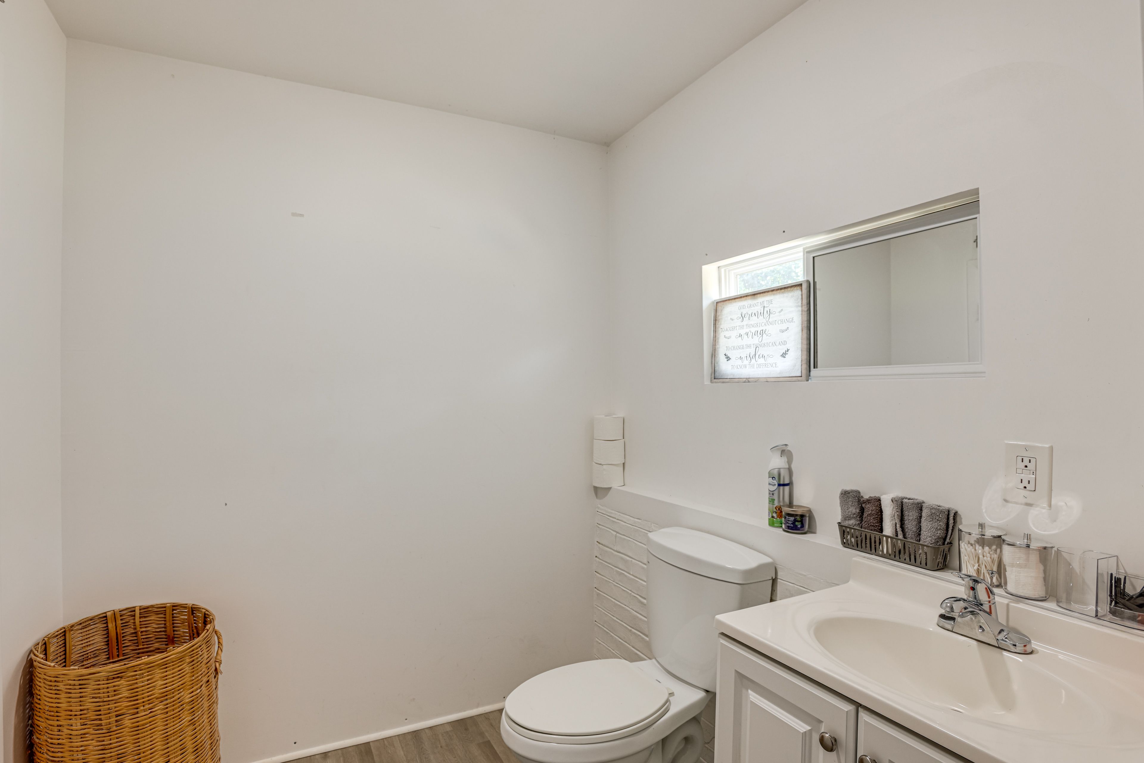 Full Bathroom | Towels Provided