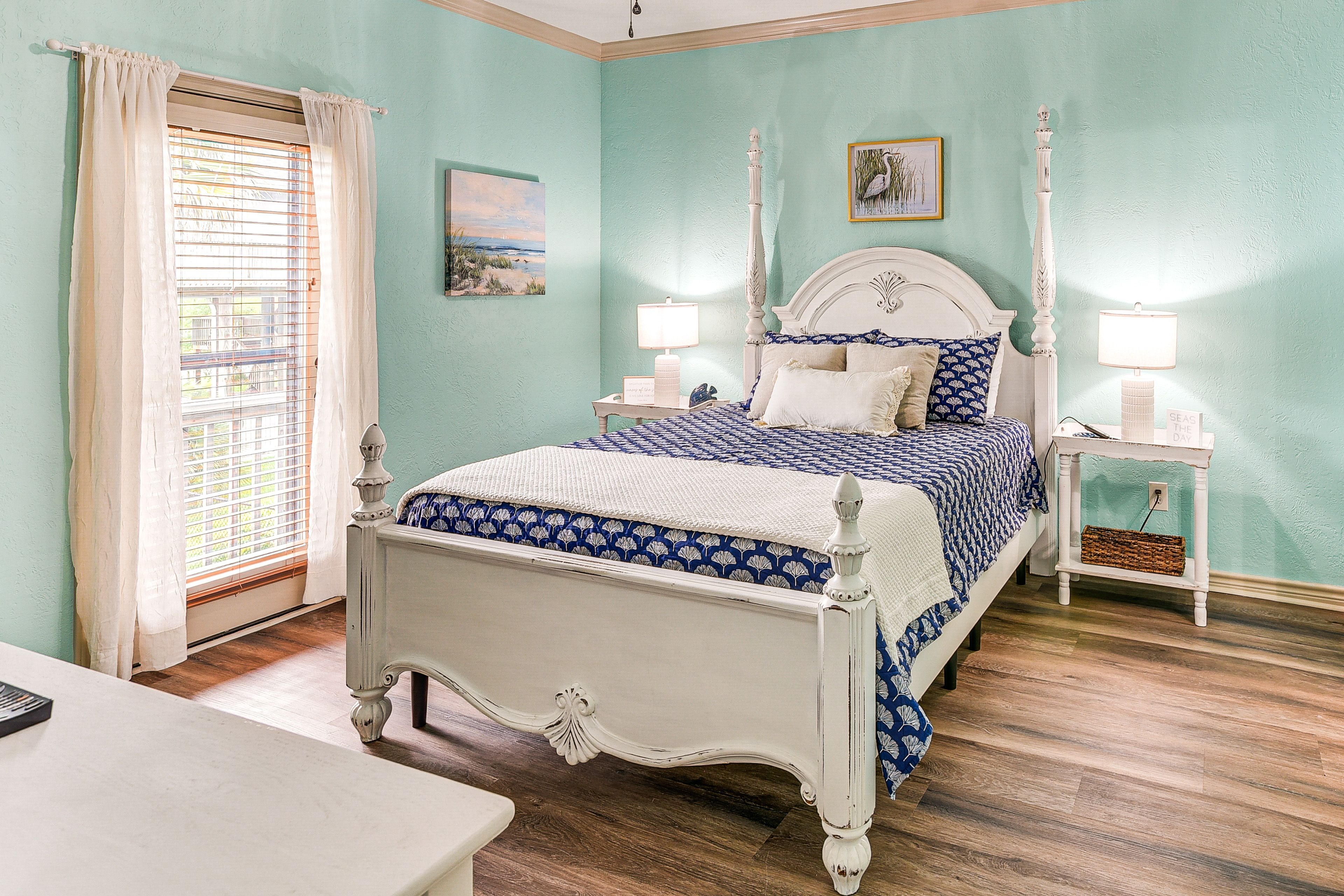 Bedroom 1 | Queen Bed