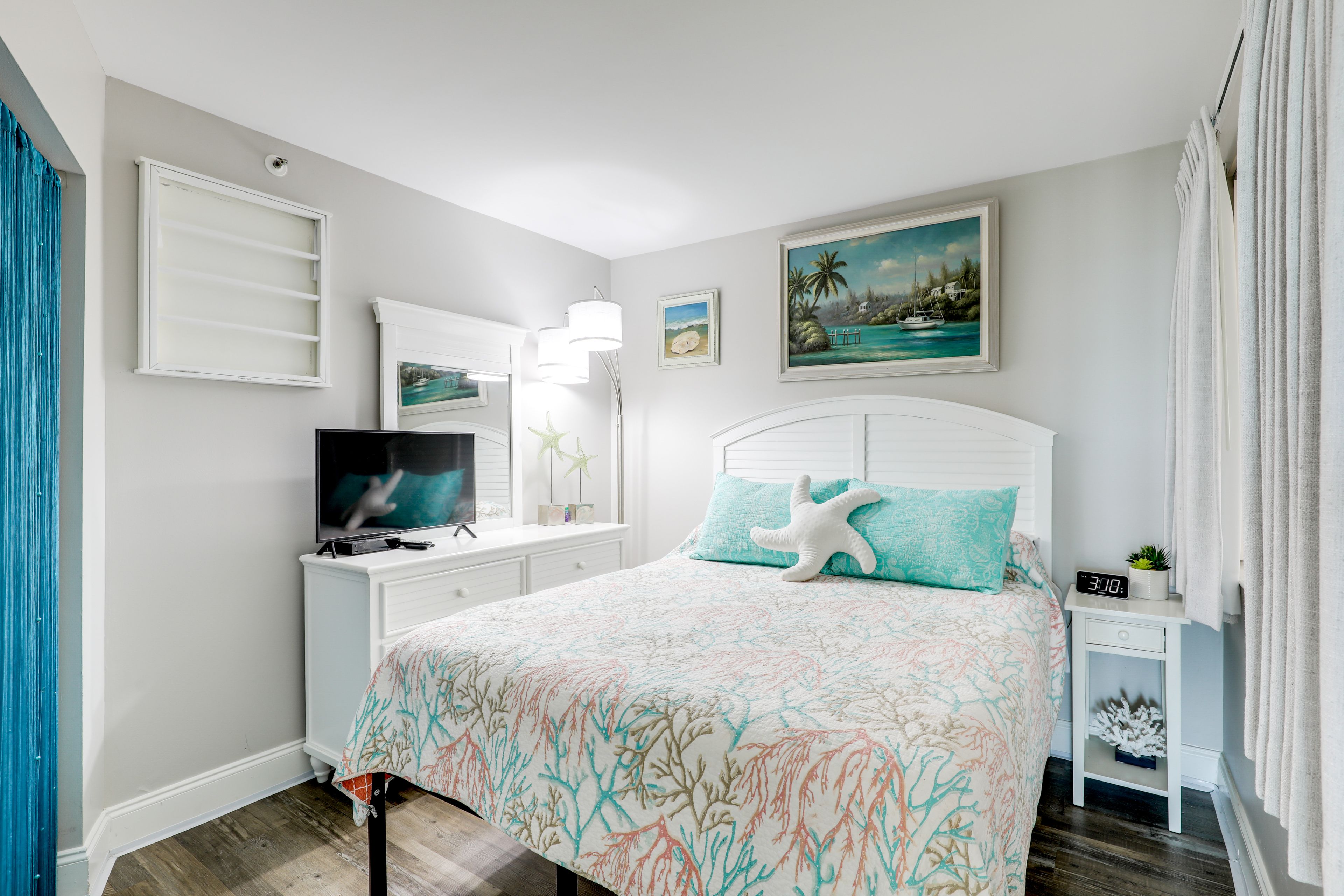 Bedroom | Queen Bed | Linens Provided | Smart TV