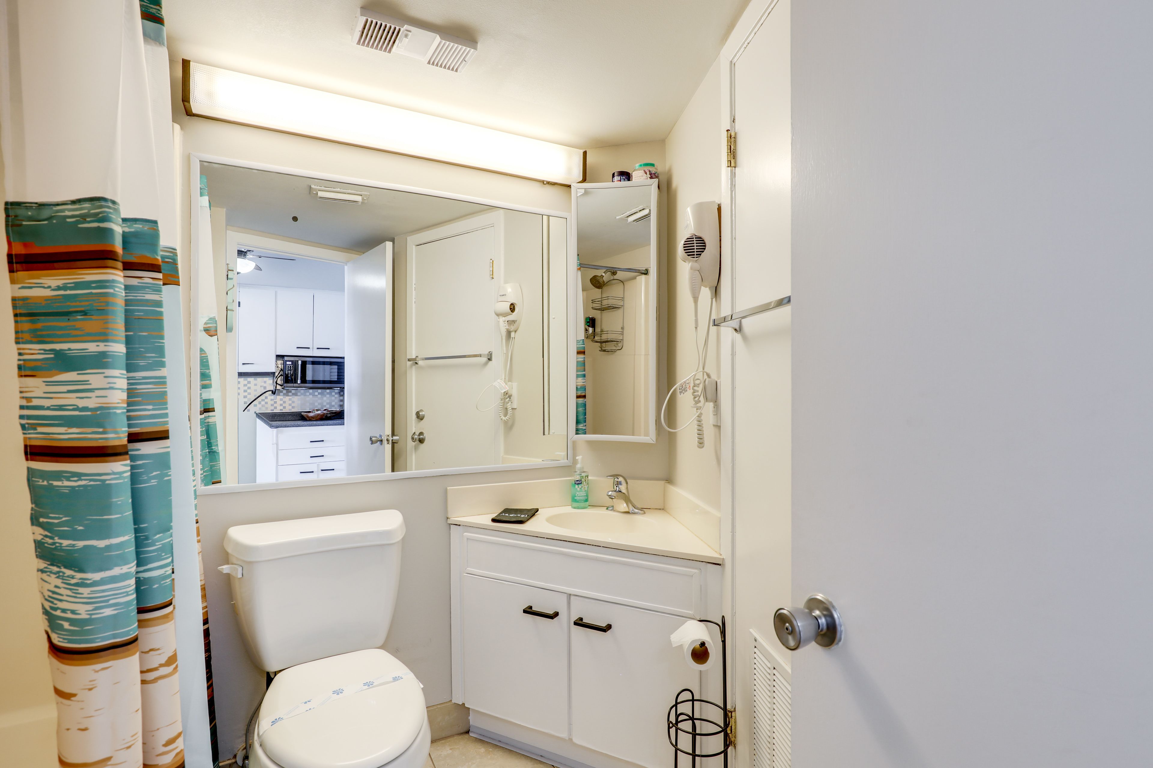 Full Bathroom | Towels Provided