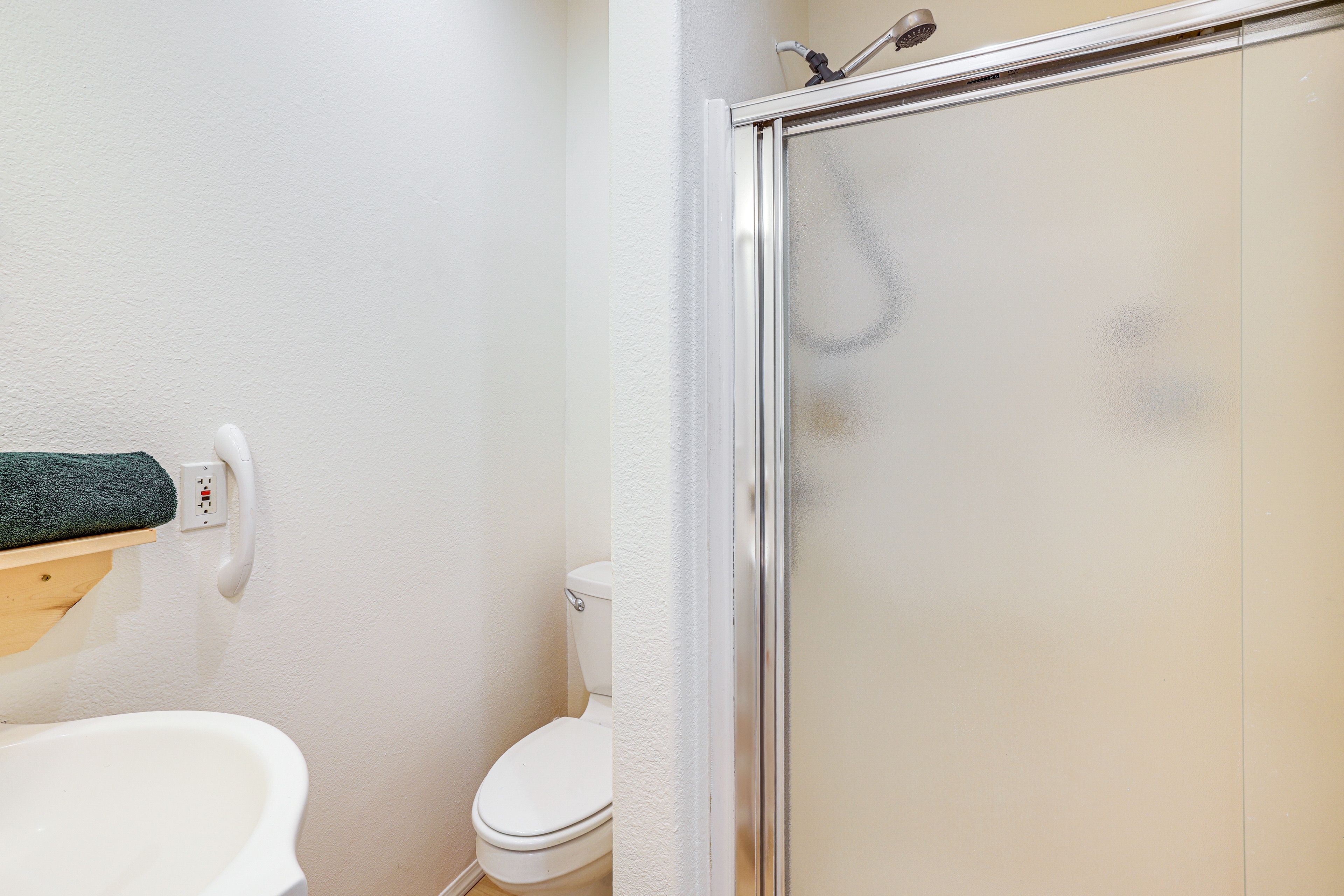 Full Bath | Towels Provided