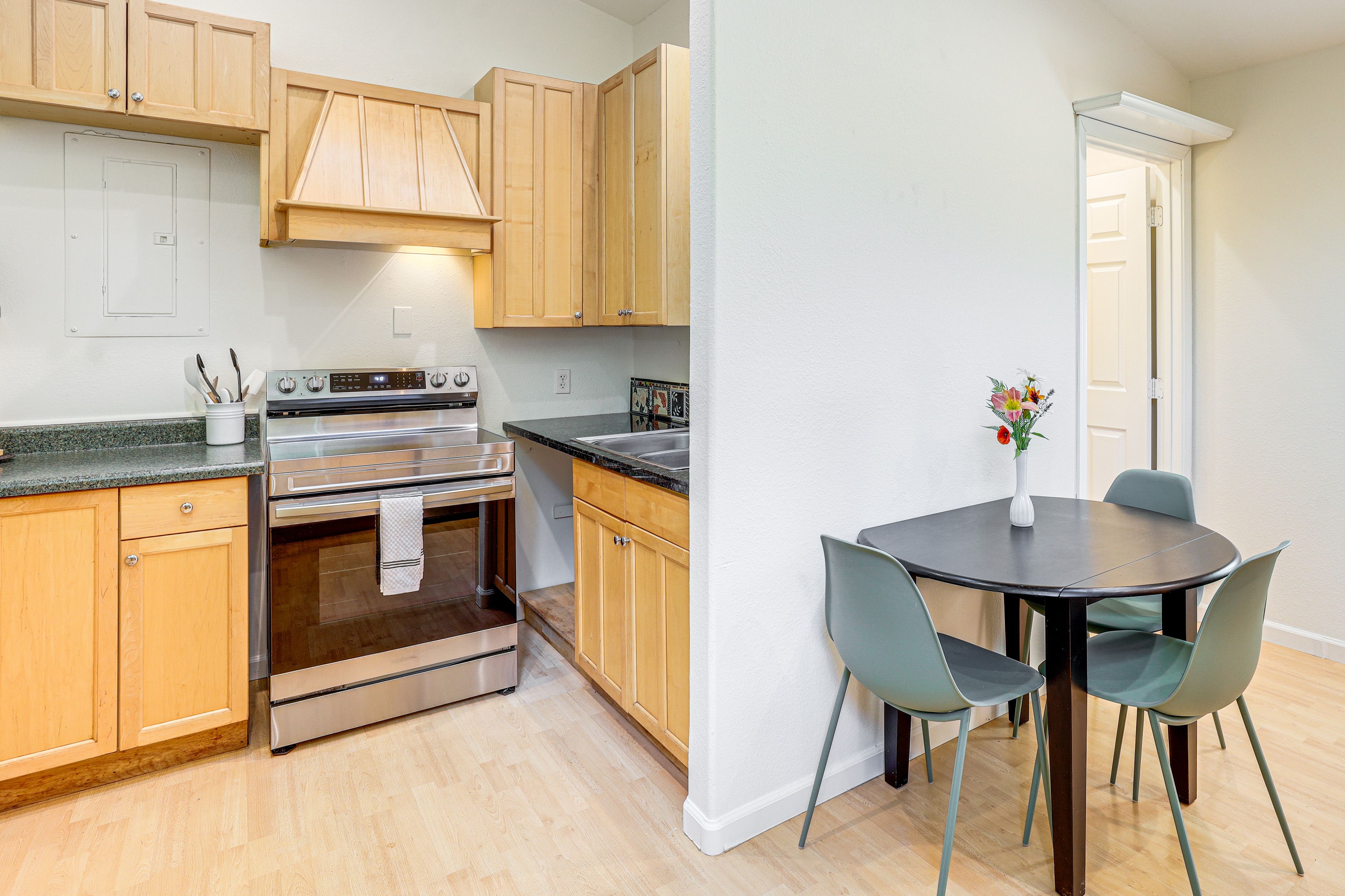 Full Kitchen | Cooking Basics | Dining Area | Dishware/Flatware