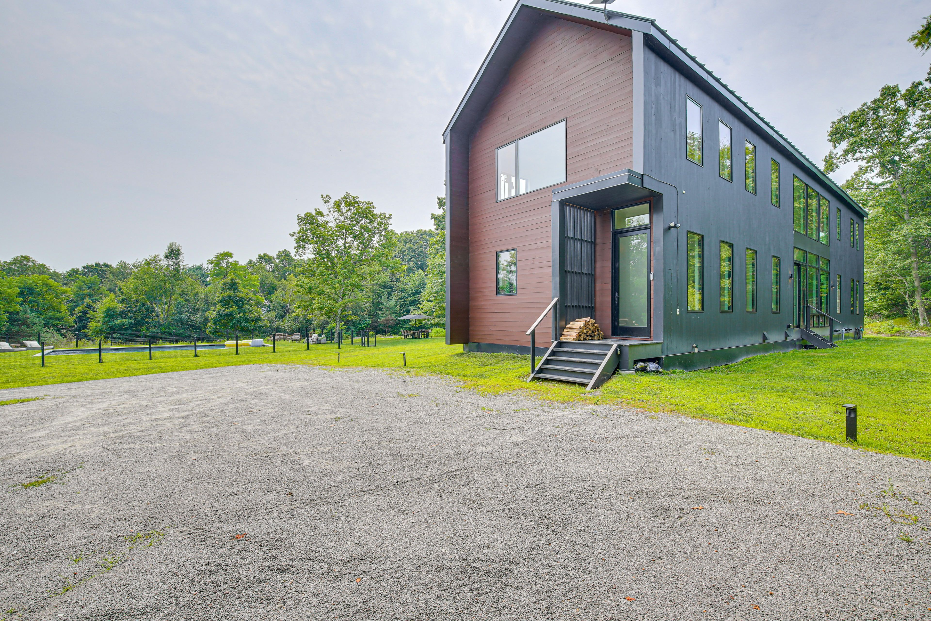 Parking | Driveway (8 Vehicles)